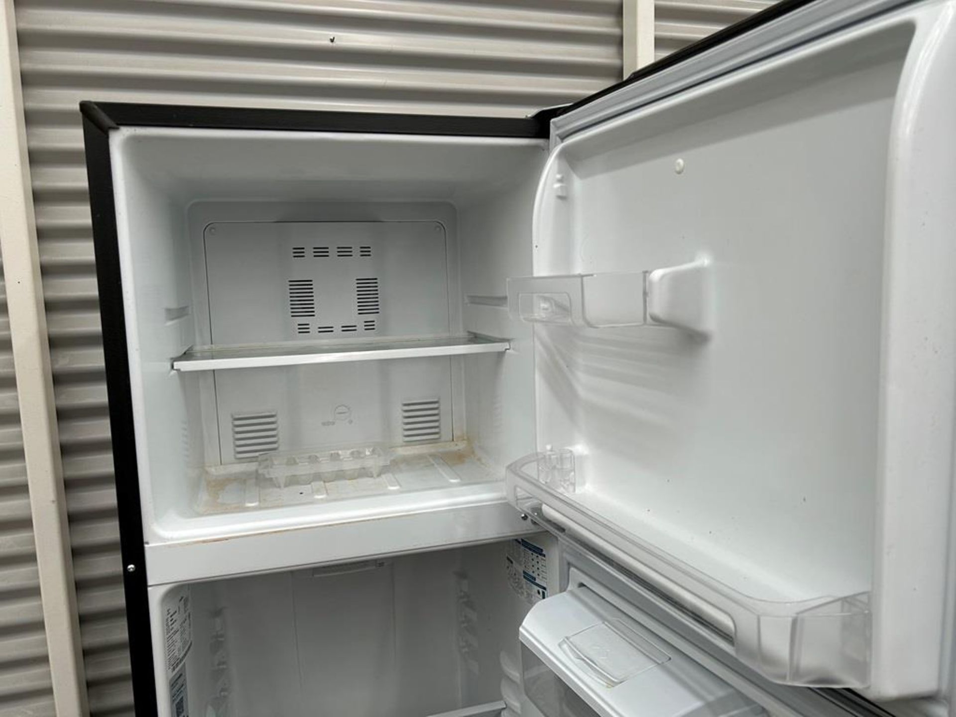 Lote de 2 refrigeradores contiene: 1 Refrigerador con dispensador de agua Marca MABE, Modelo RMA300 - Image 10 of 14