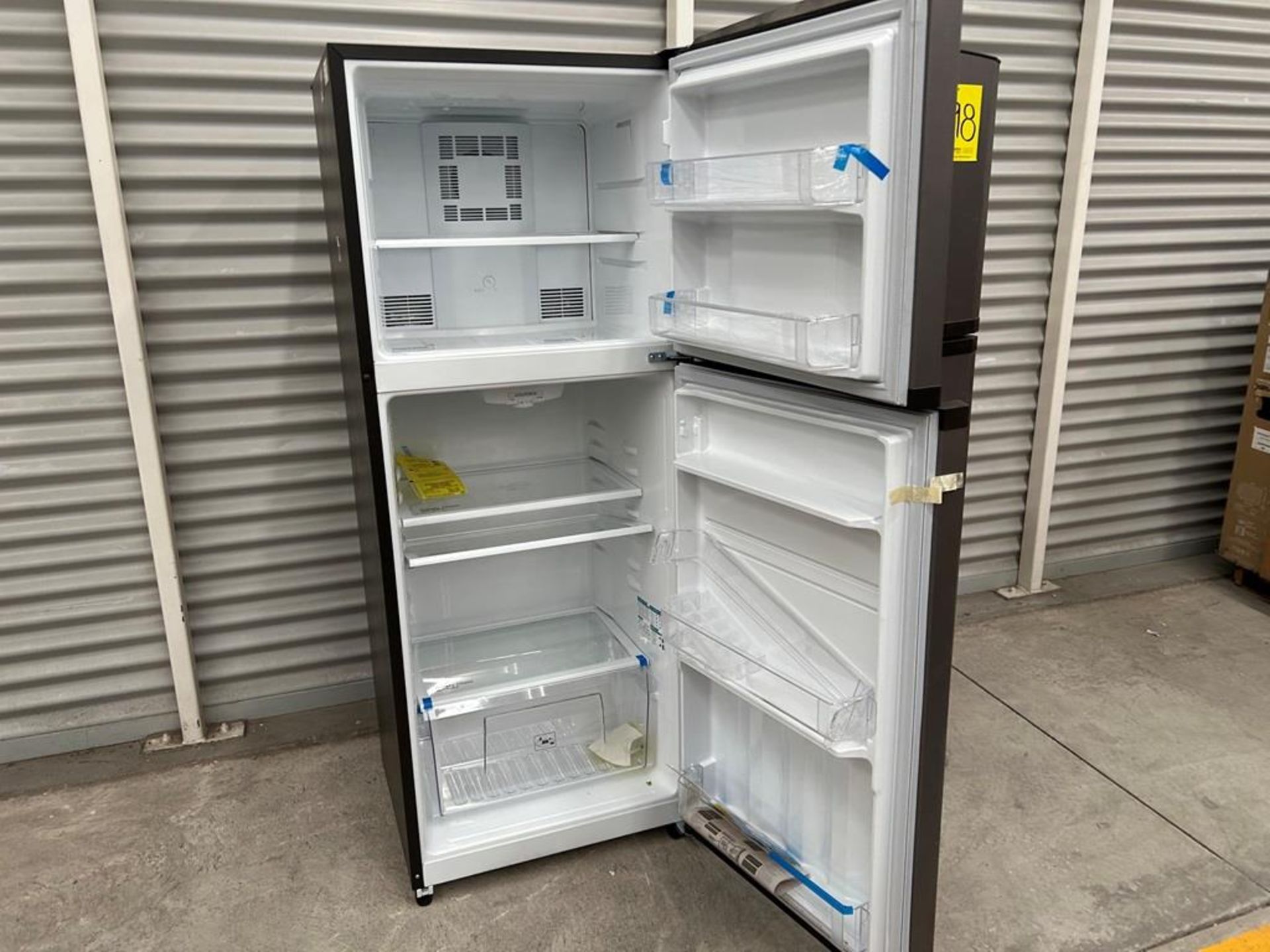 Lote de 2 refrigeradores contiene: 1 Refrigerador Marca MABE, Modelo RME360PVMRM0, Serie 04453, Col - Image 4 of 16
