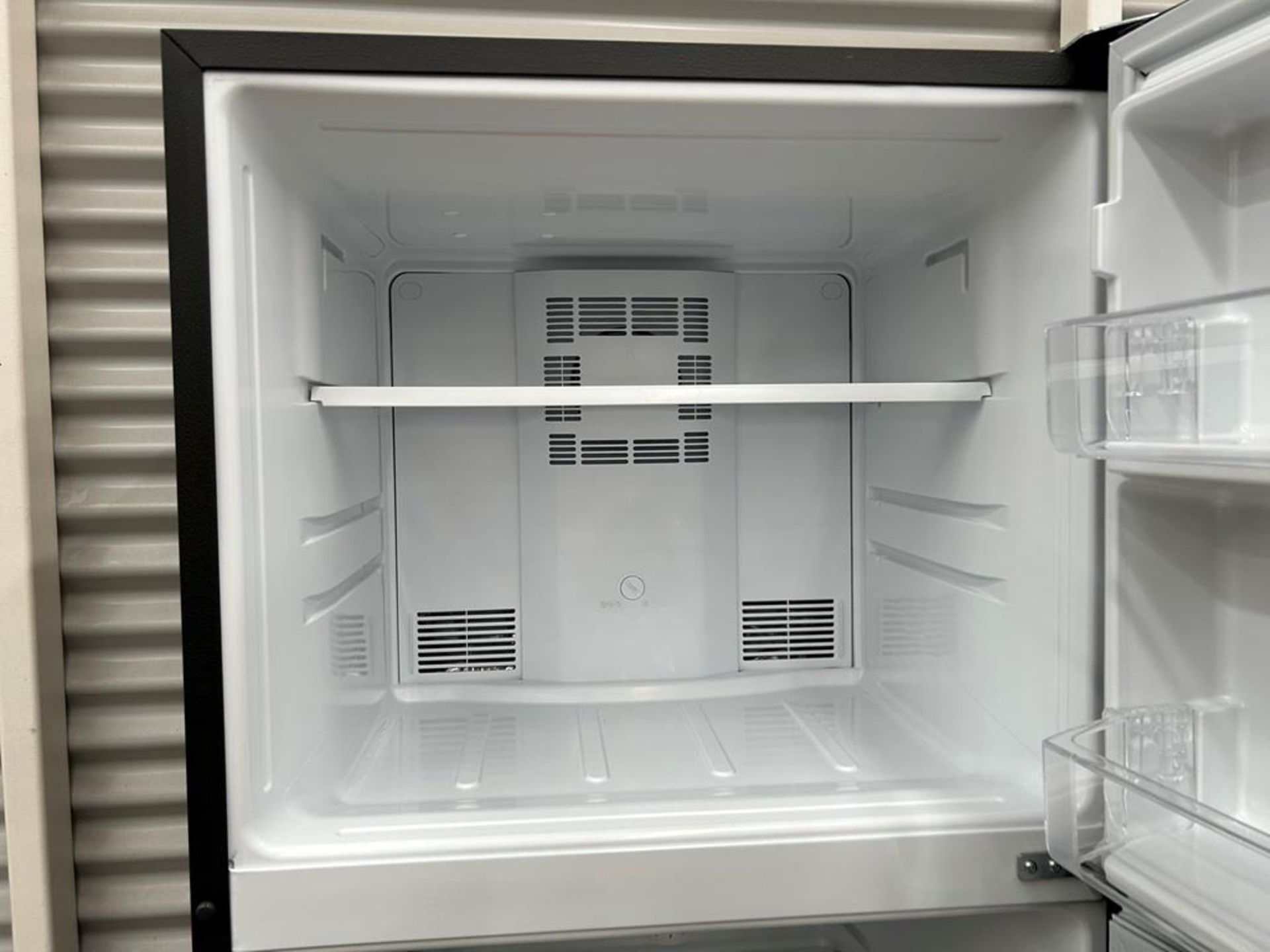 Lote de 2 refrigeradores contiene: 1 Refrigerador con dispensador de agua Marca MABE, Modelo RME360 - Image 7 of 16