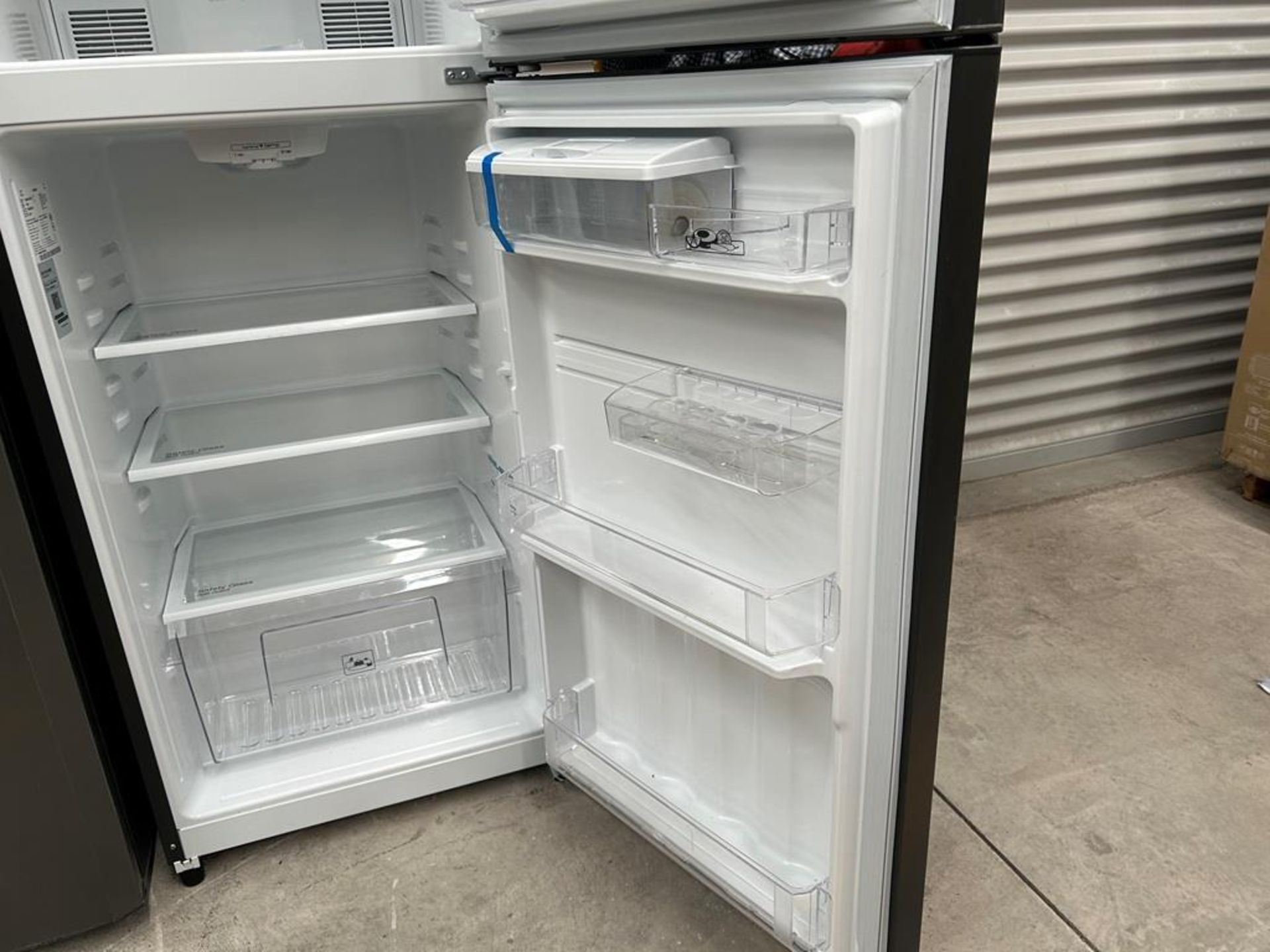 Lote de 2 refrigeradores contiene: 1 Refrigerador con dispensador de agua Marca MABE, Modelo RME360 - Image 8 of 18