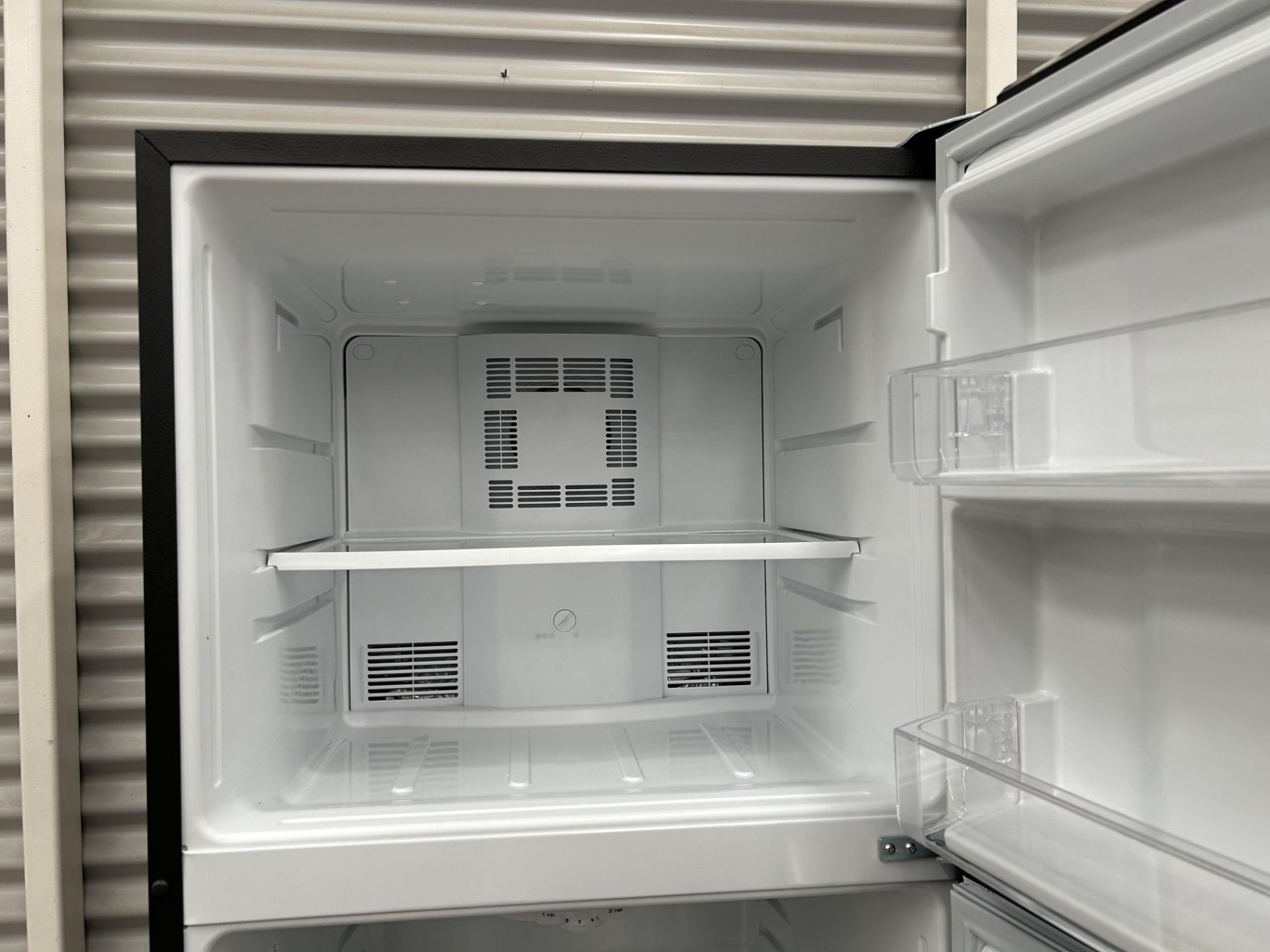 Lote de 2 refrigeradores contiene: 1 Refrigerador con dispensador de agua Marca MABE, Modelo RME360 - Image 8 of 12