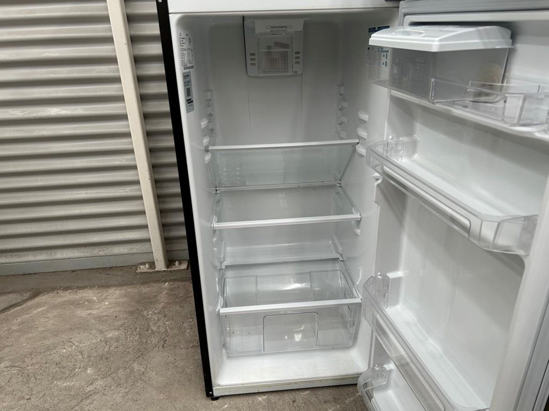 Lote de 2 refrigeradores contiene: 1 Refrigerador con dispensador de agua Marca MABE, Modelo RMA300 - Image 11 of 14