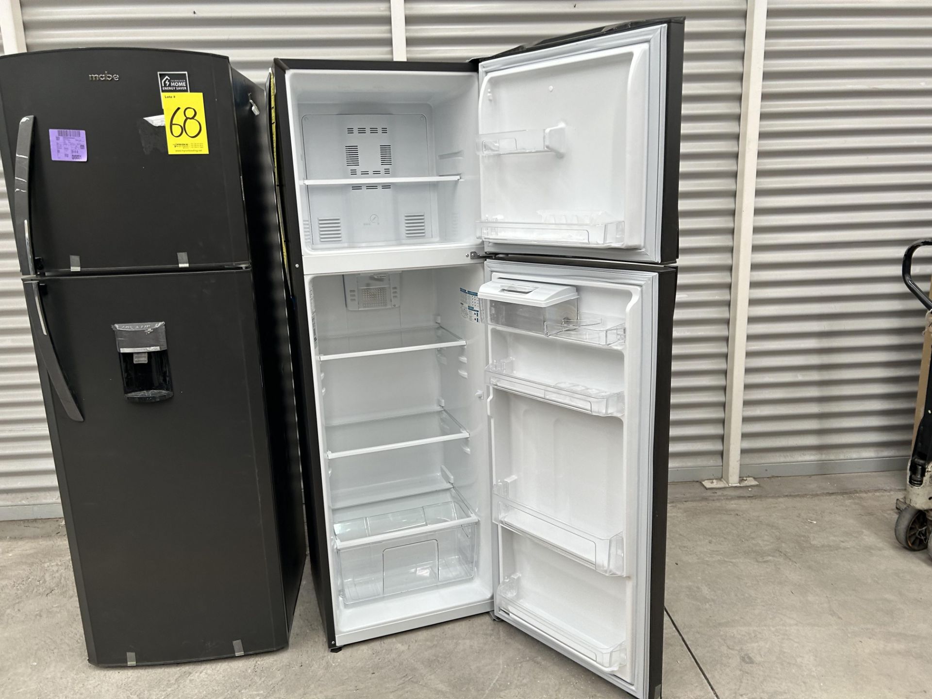 Lote de 2 refrigeradores contiene: 1 Refrigerador con dispensador de agua Marca MABE, Modelo RMA300 - Image 5 of 10