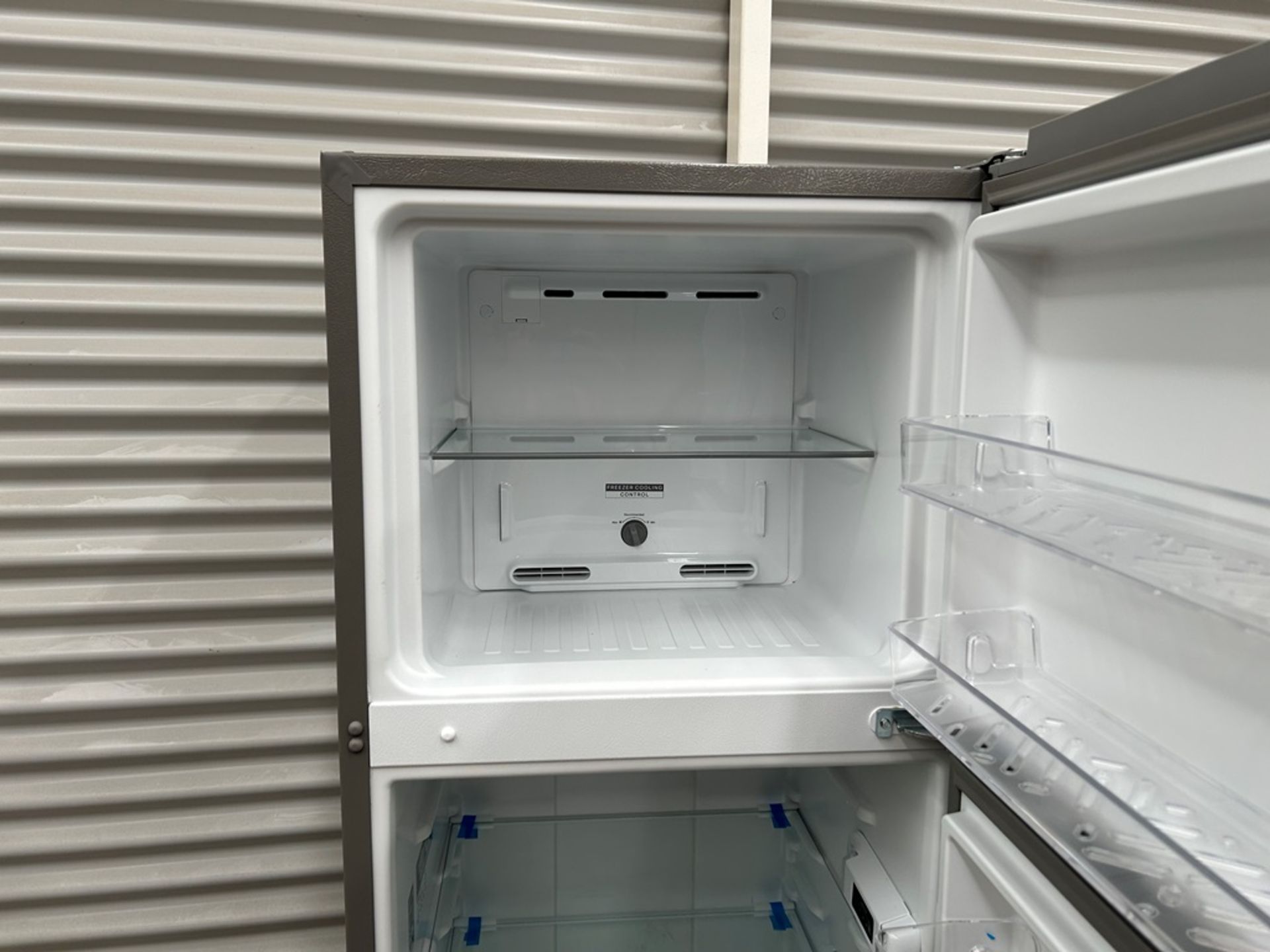 Lote de 2 refrigeradores contiene: 1 Refrigerador Marca WHIRPOOL, Modelo WT1230K, Serie 91306, Colo - Image 5 of 17