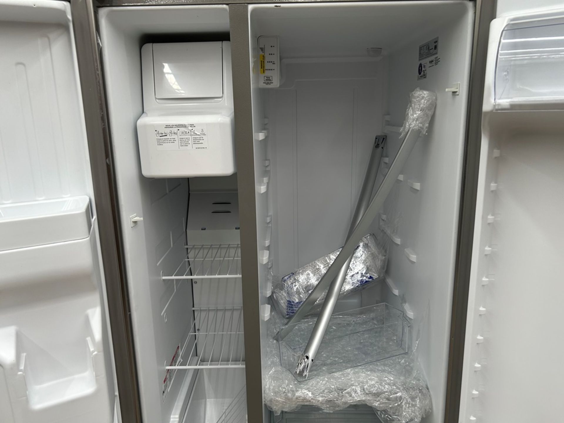Refrigerador con dispensador de agua Marca WHIRPOOL, Modelo WD2620S, Serie 10301, Color GRIS (Equip - Image 5 of 11