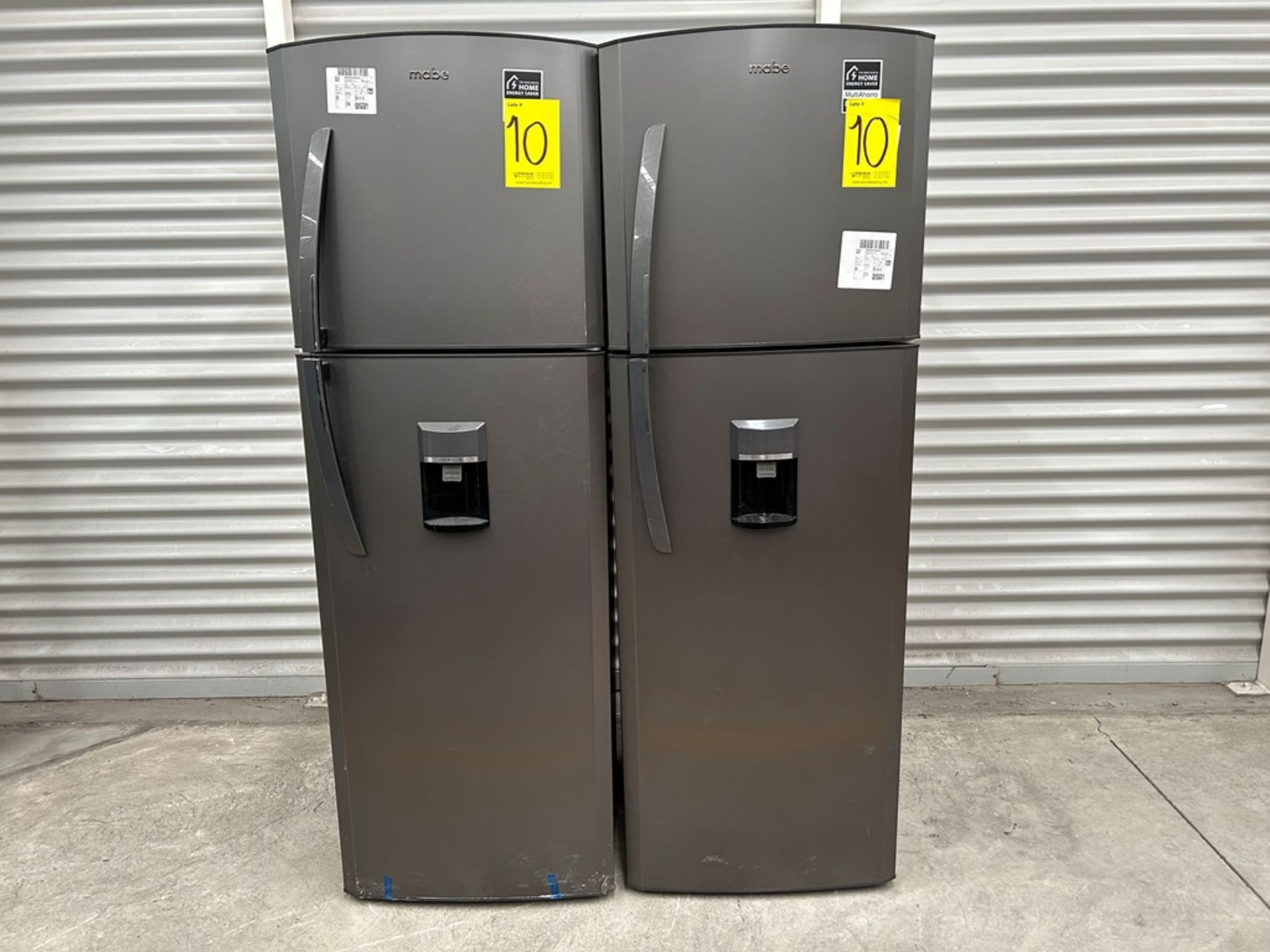 Lote de 2 refrigeradores contiene: 1 Refrigerador con dispensador de agua Marca MABE, Modelo RMA300