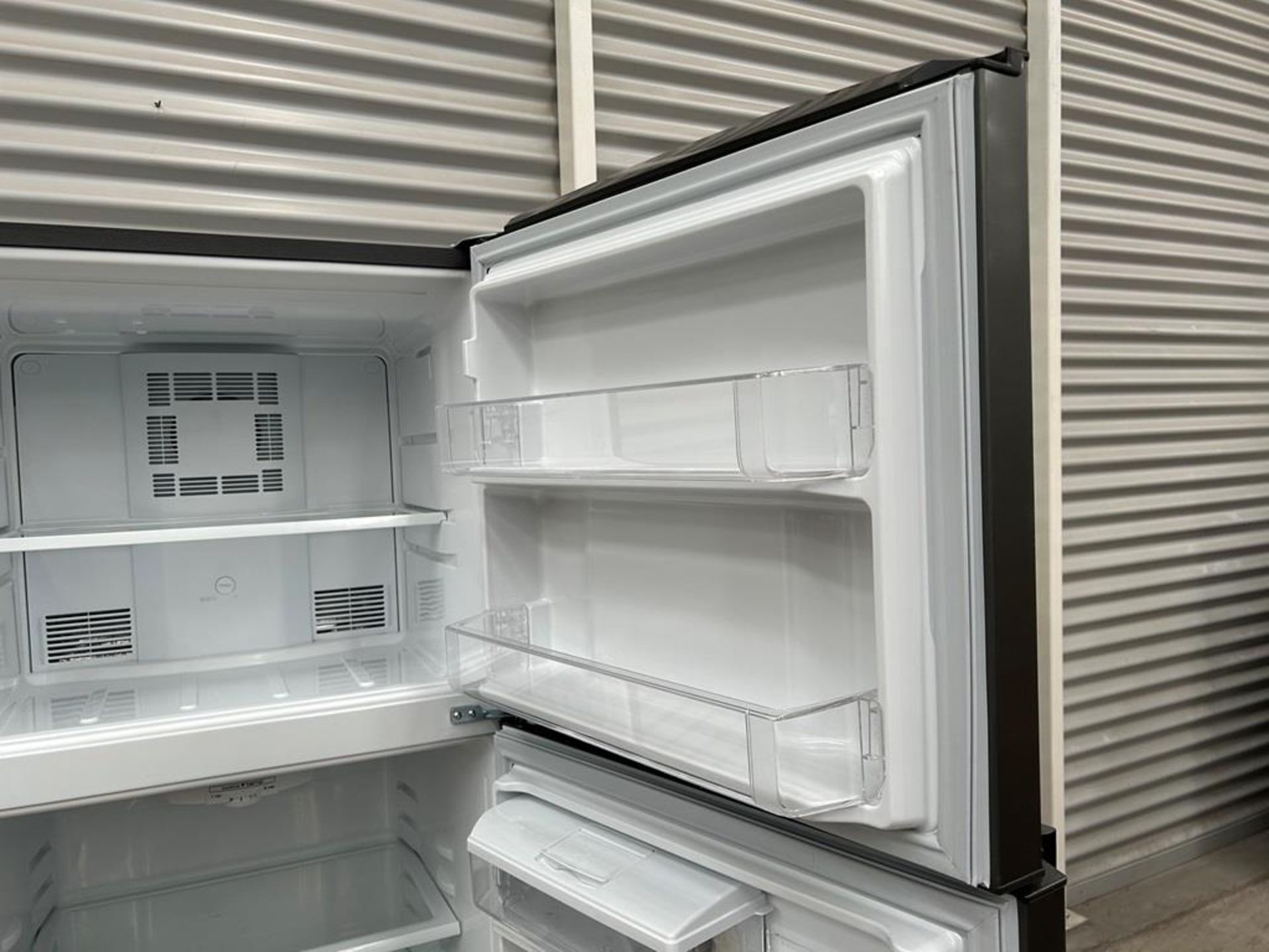 Lote de 2 refrigeradores contiene: 1 Refrigerador con dispensador de agua Marca MABE, Modelo RME360 - Image 13 of 18