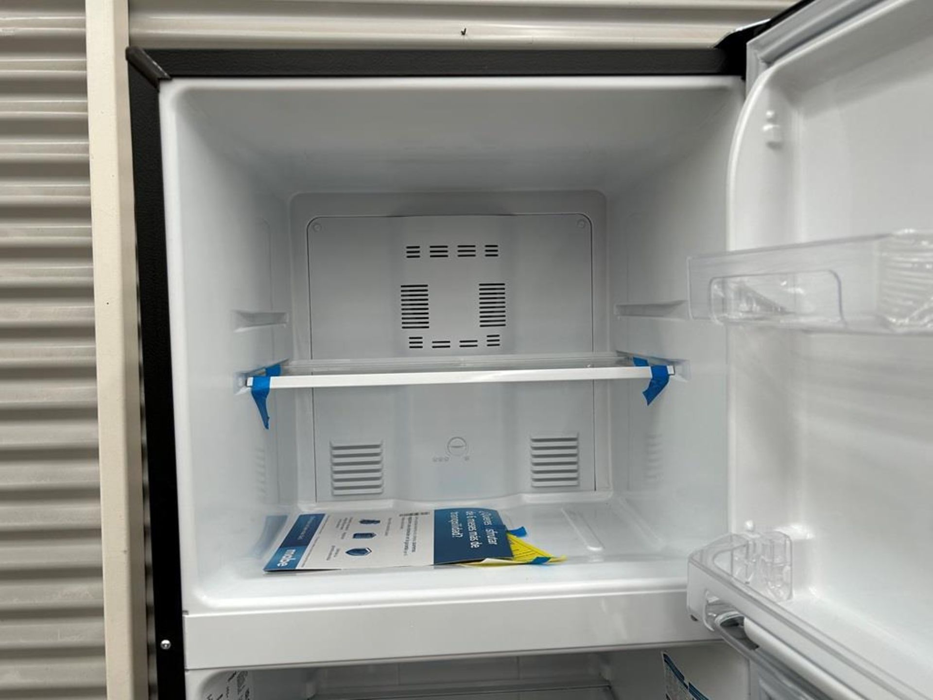 Lote de 2 refrigeradores contiene: 1 Refrigerador con dispensador de agua Marca MABE, Modelo RMA300 - Image 12 of 18