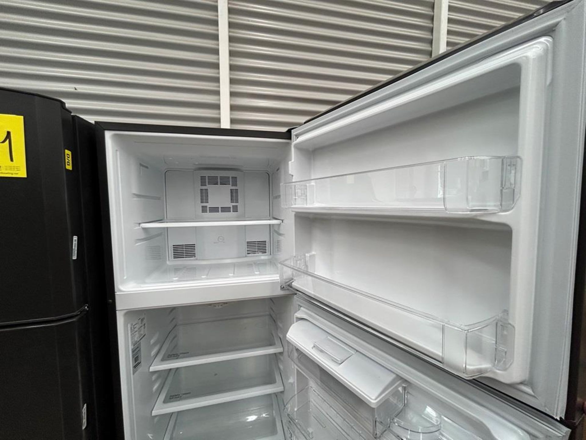 Lote de 2 refrigeradores contiene: 1 Refrigerador con dispensador de agua Marca MABE, Modelo RME360 - Image 10 of 16