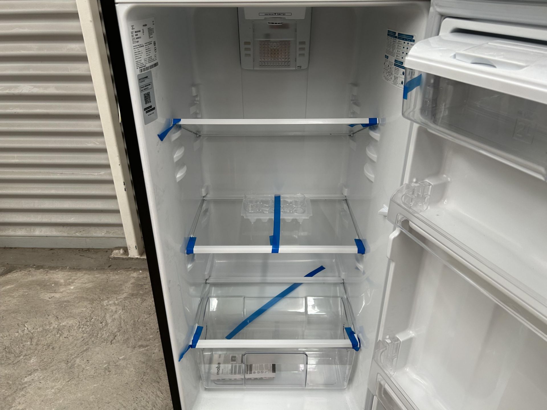 Lote de 2 refrigeradores contiene: 1 Refrigerador con dispensador de agua Marca MABE, Modelo RMA300 - Image 3 of 10