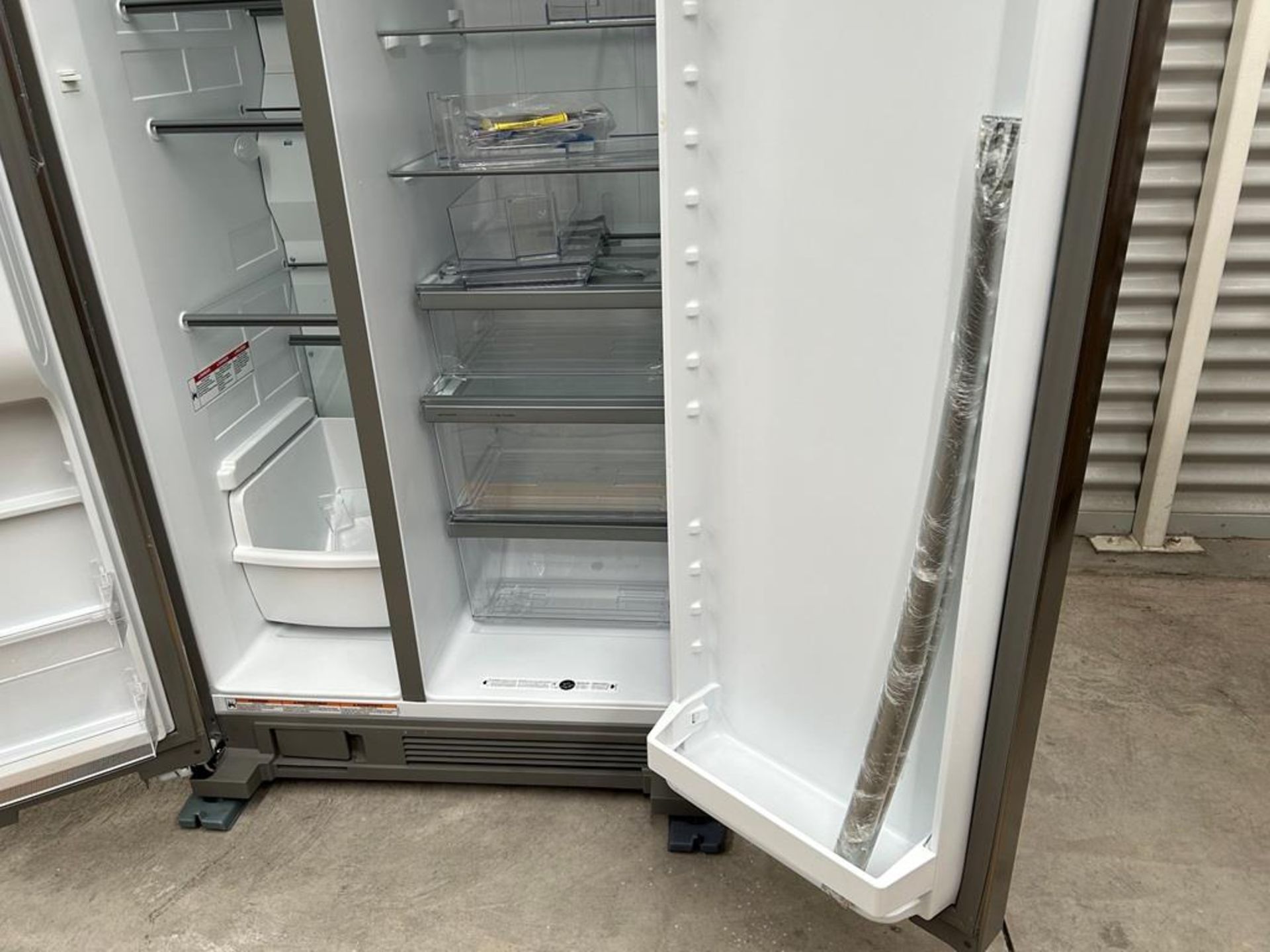 Refrigerador con dispensador de agua Marca WHIRPOOL, Modelo WD5720Z, Serie 25184, Color GRIS (Equip - Image 7 of 11