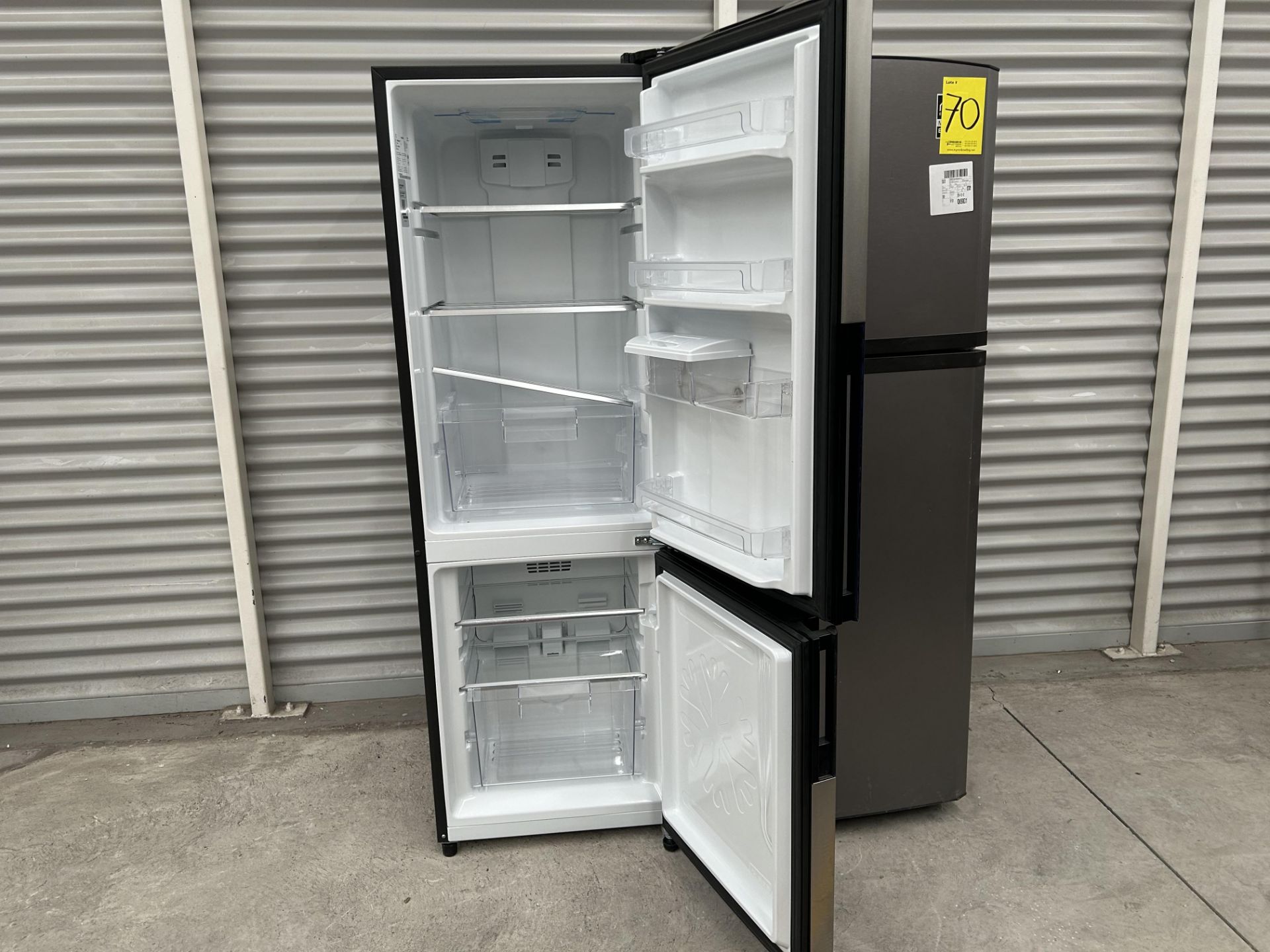 Lote de 2 refrigeradores contiene: 1 Refrigerador con dispensador de agua Marca MABE, Modelo RMB300 - Image 5 of 11