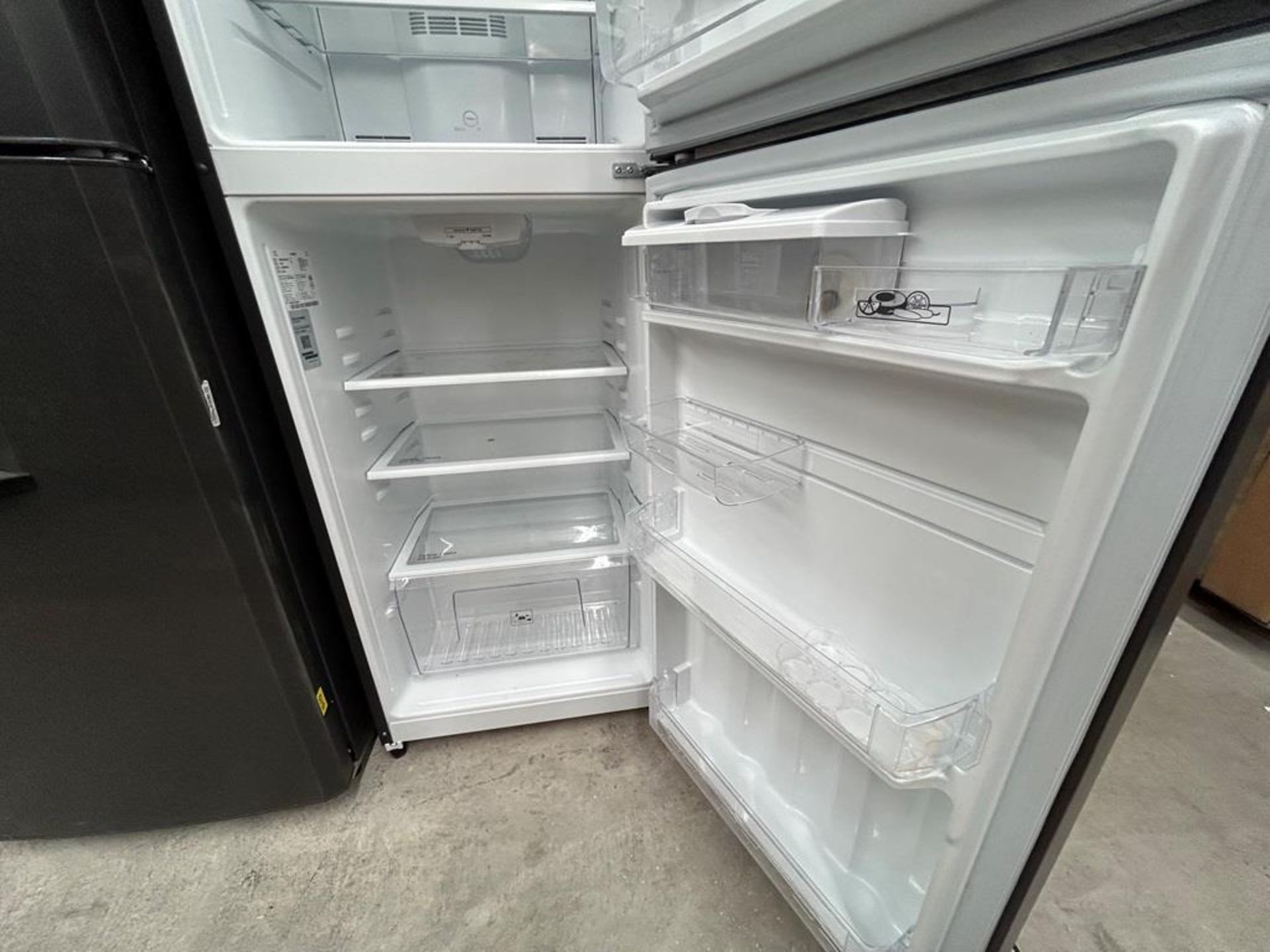 Lote de 2 refrigeradores contiene: 1 Refrigerador con dispensador de agua Marca MABE, Modelo RME360 - Image 11 of 16