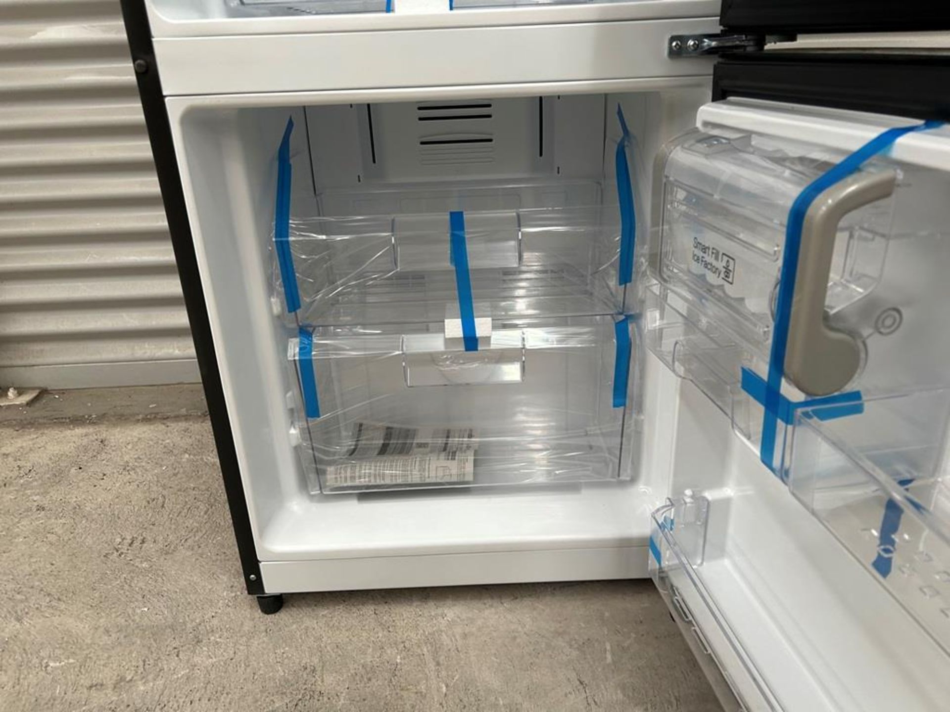 Refrigerador con dispensador de agua Marca MABE, Modelo RMB400IAMRM, Serie 07133, Color GRIS (Equip - Image 6 of 11
