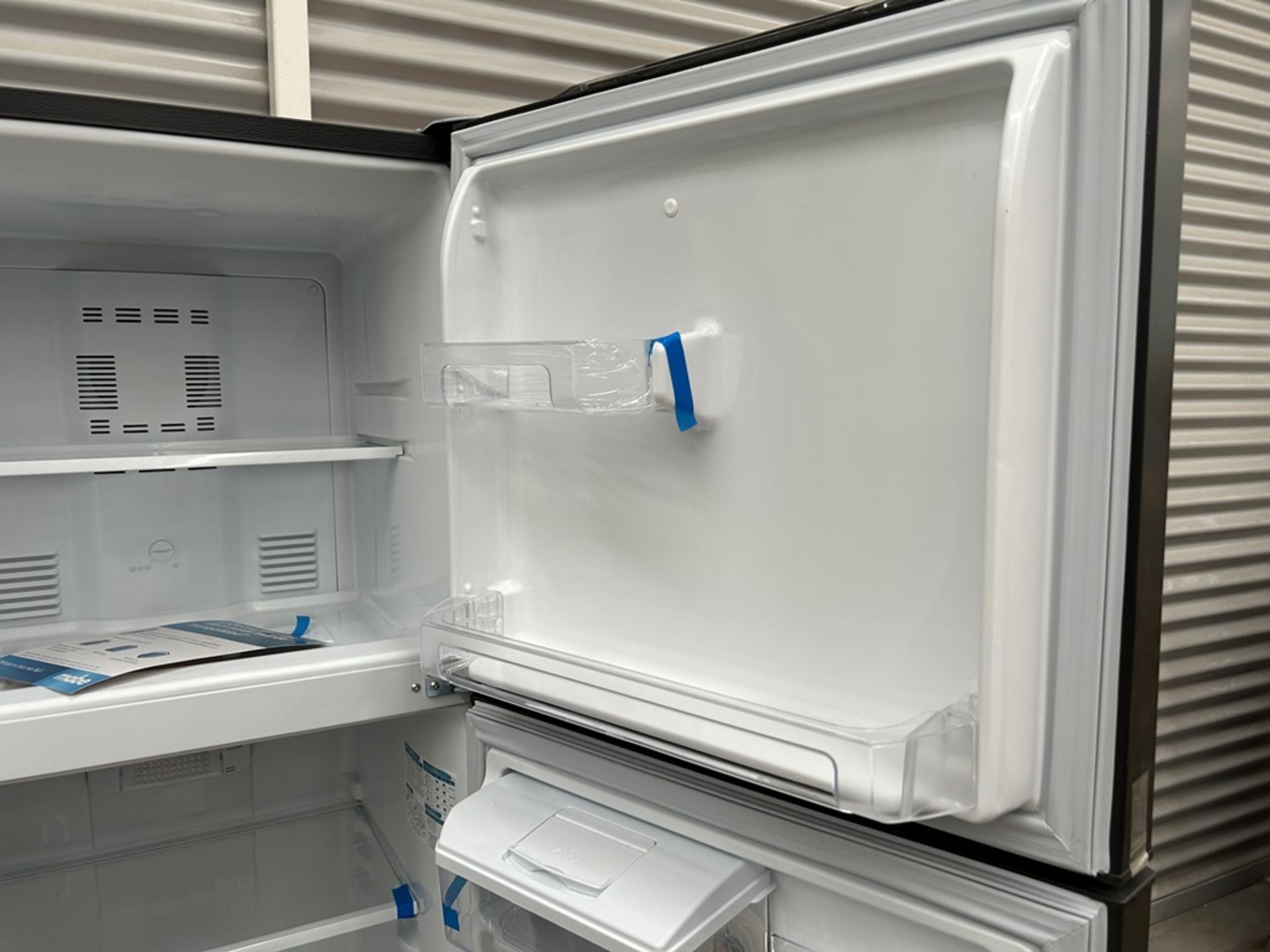Lote de 2 refrigeradores contiene: 1 Refrigerador con dispensador de agua Marca MABE, Modelo RMA300 - Image 7 of 18