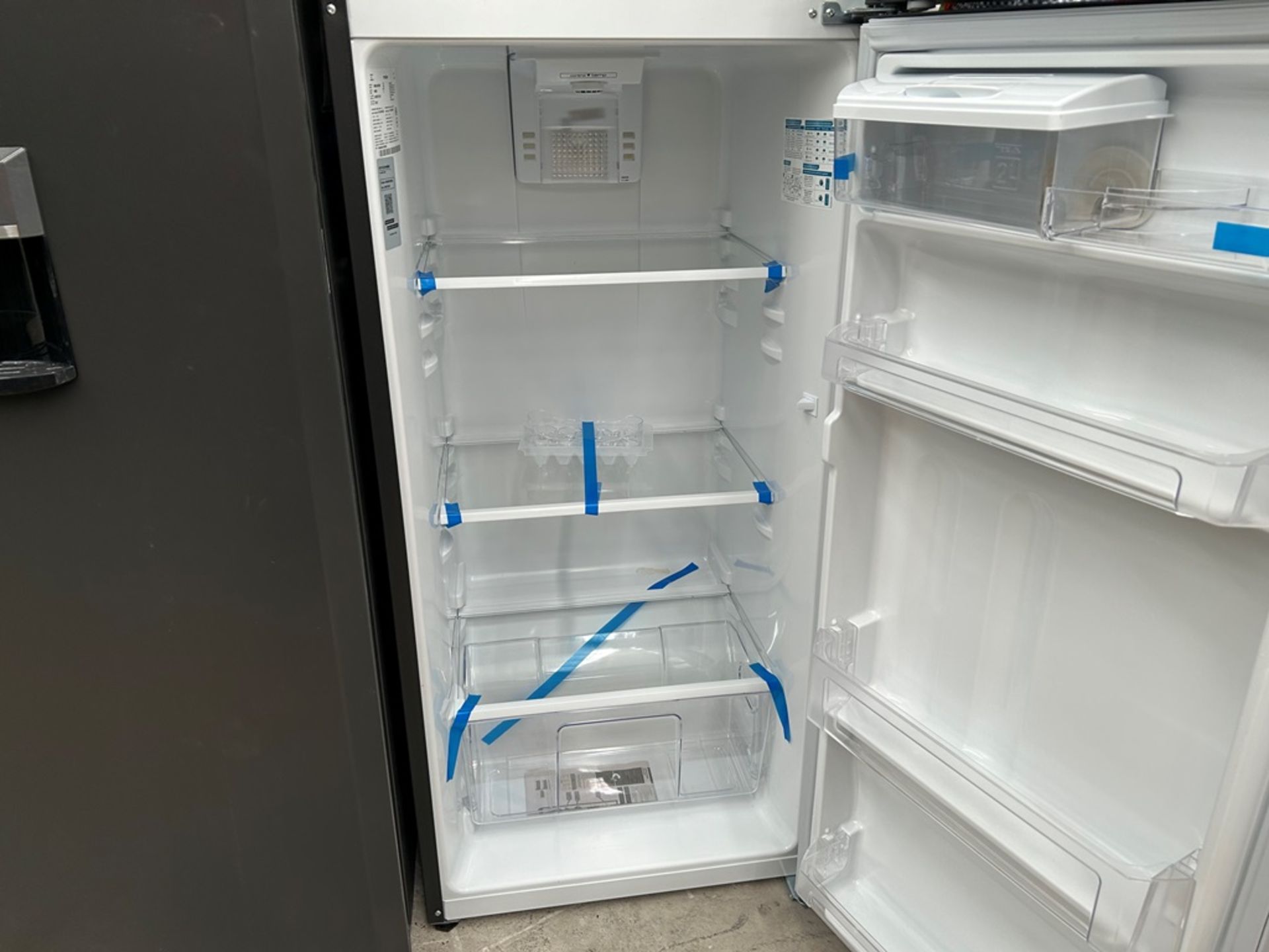 Lote de 2 refrigeradores contiene: 1 Refrigerador con dispensador de agua Marca MABE, Modelo RMA300 - Image 5 of 18