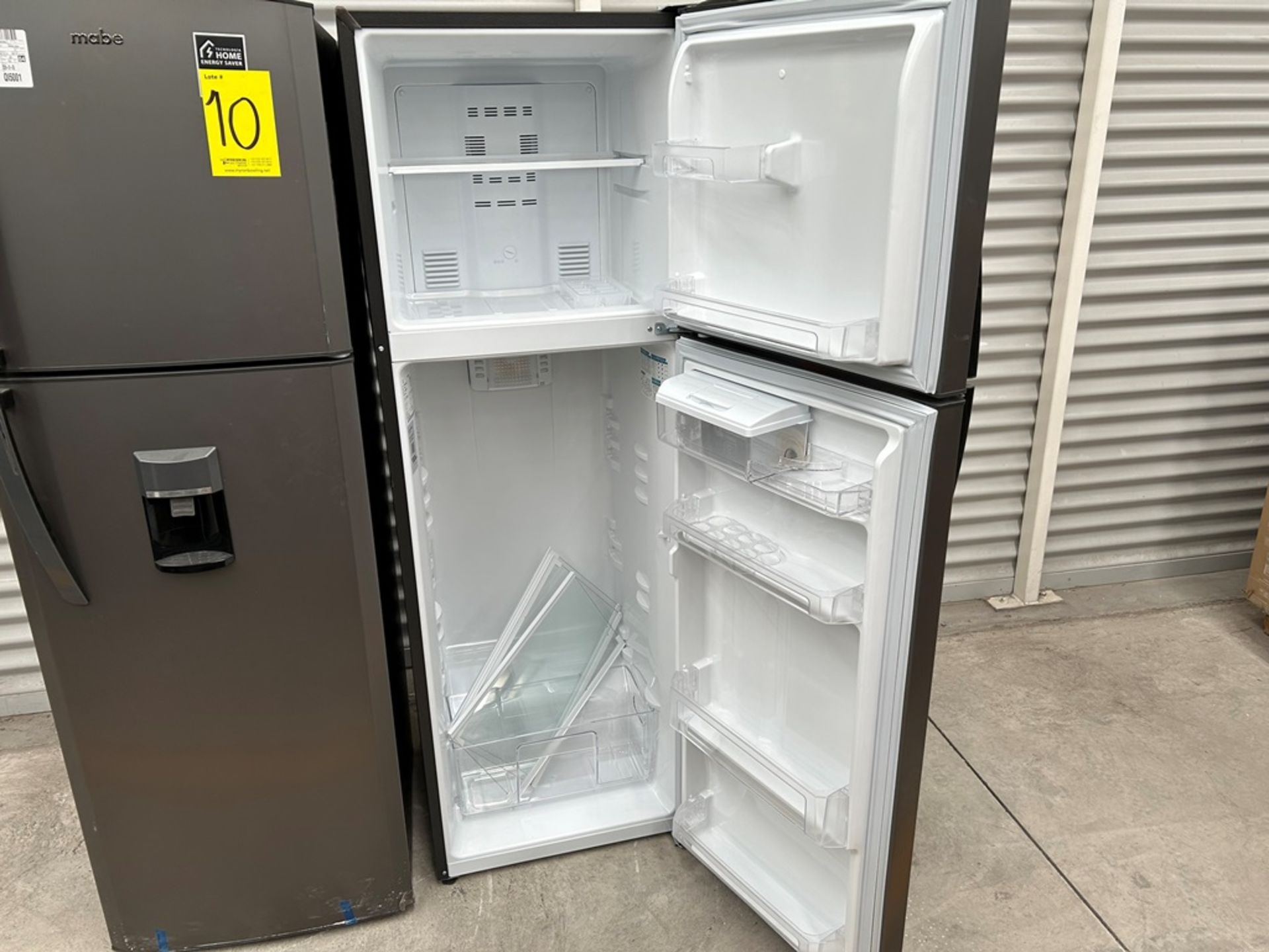Lote de 2 refrigeradores contiene: 1 Refrigerador con dispensador de agua Marca MABE, Modelo RMA300 - Image 4 of 14