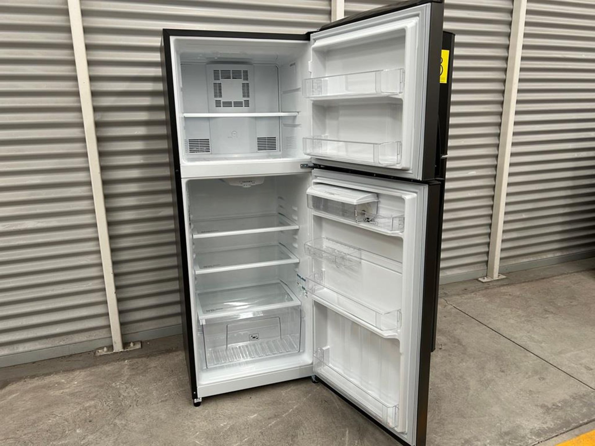 Lote de 2 refrigeradores contiene: 1 Refrigerador con dispensador de agua Marca MABE, Modelo RME360 - Image 11 of 18