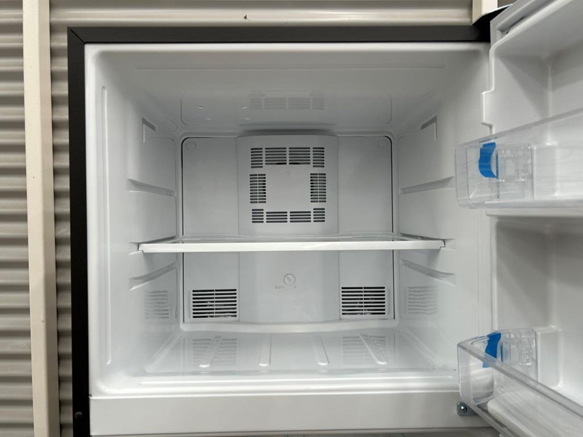 Lote de 2 refrigeradores contiene: 1 Refrigerador Marca MABE, Modelo RME360PVMRM0, Serie 04453, Col - Image 7 of 16