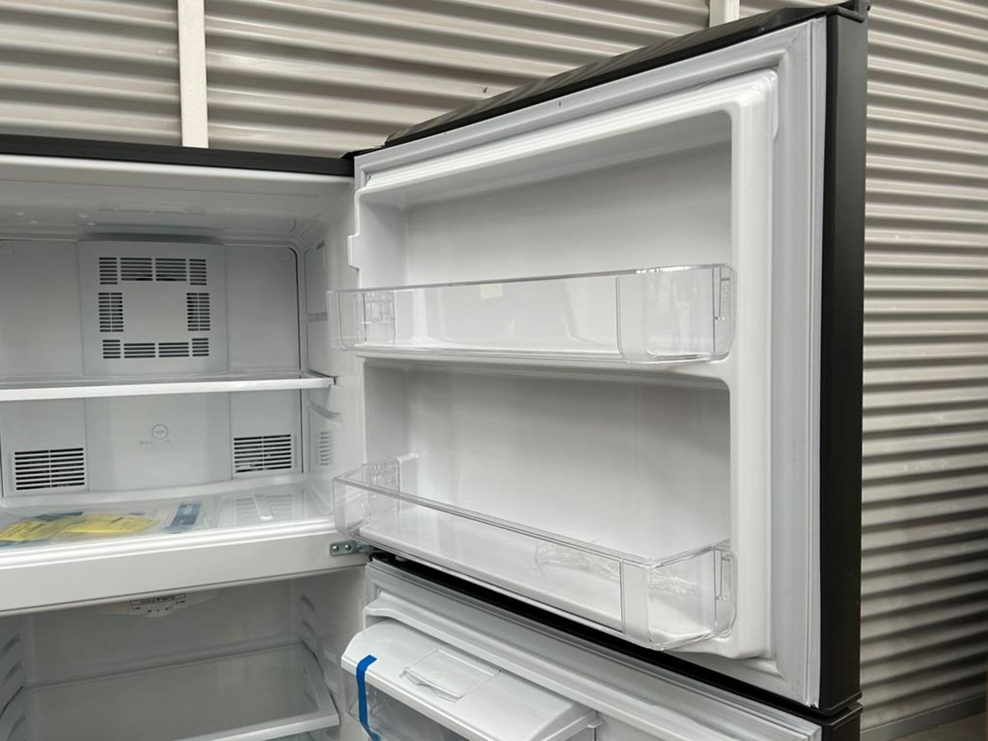 Lote de 2 refrigeradores contiene: 1 Refrigerador con dispensador de agua Marca MABE, Modelo RME360 - Image 7 of 18