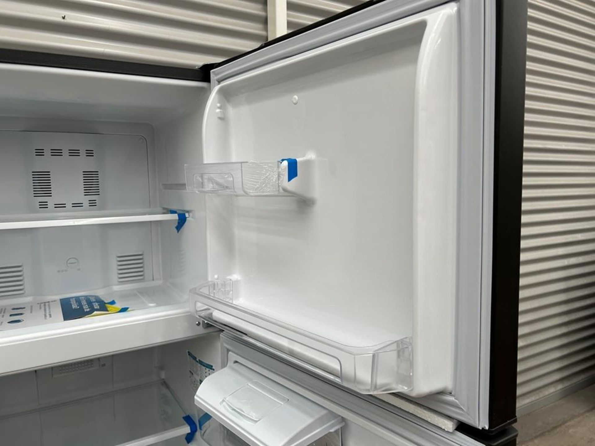 Lote de 2 refrigeradores contiene: 1 Refrigerador con dispensador de agua Marca MABE, Modelo RMA300 - Image 13 of 18