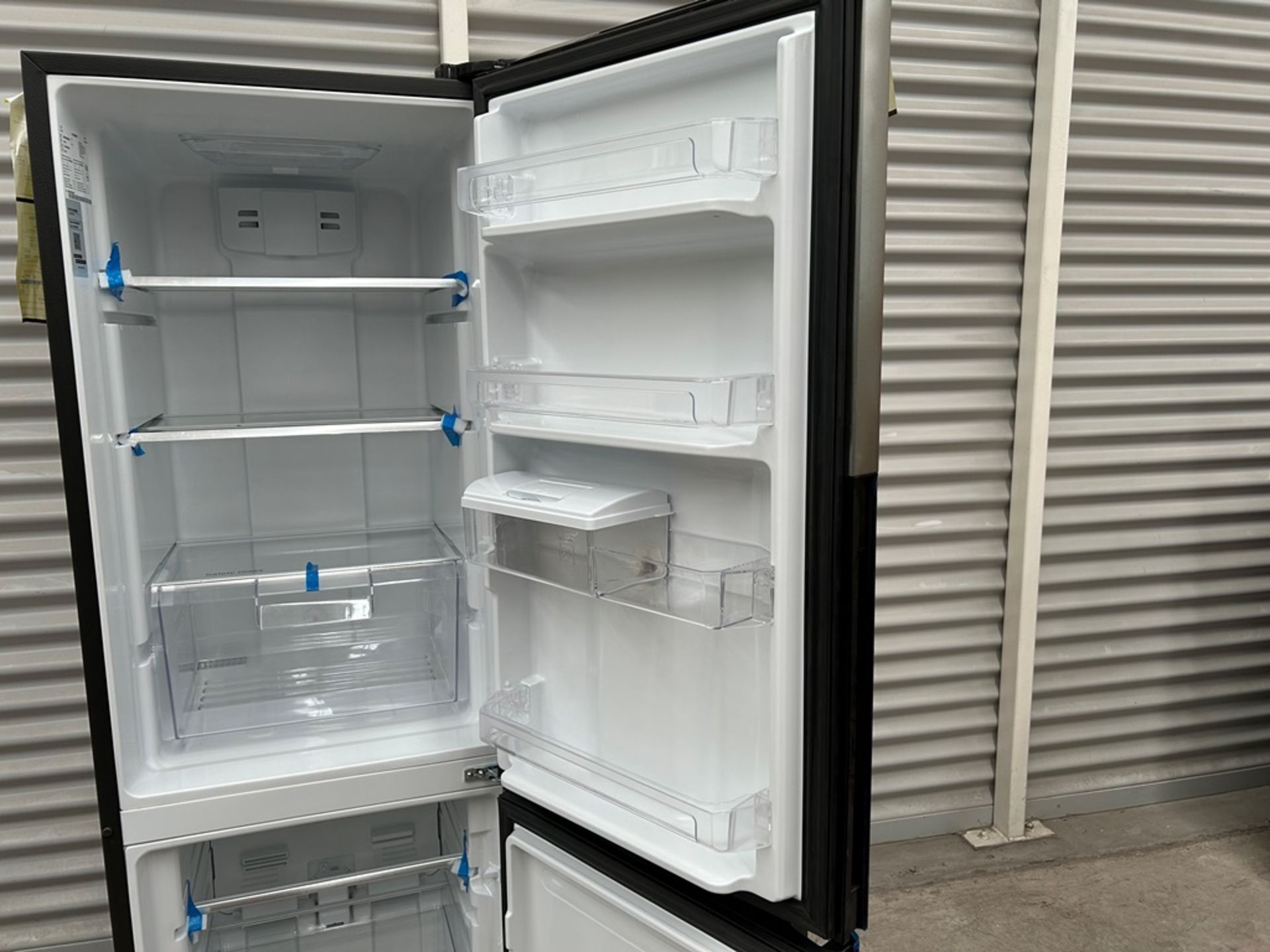 Refrigerador con dispensador de agua Marca MABE, Modelo RMB300IZMRP0, Serie 09334, Color GRIS (Equi - Image 6 of 9