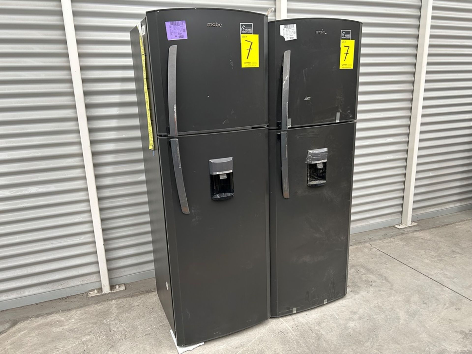 Lote de 2 refrigeradores contiene: 1 Refrigerador con dispensador de agua Marca MABE, Modelo RMA300 - Image 3 of 18