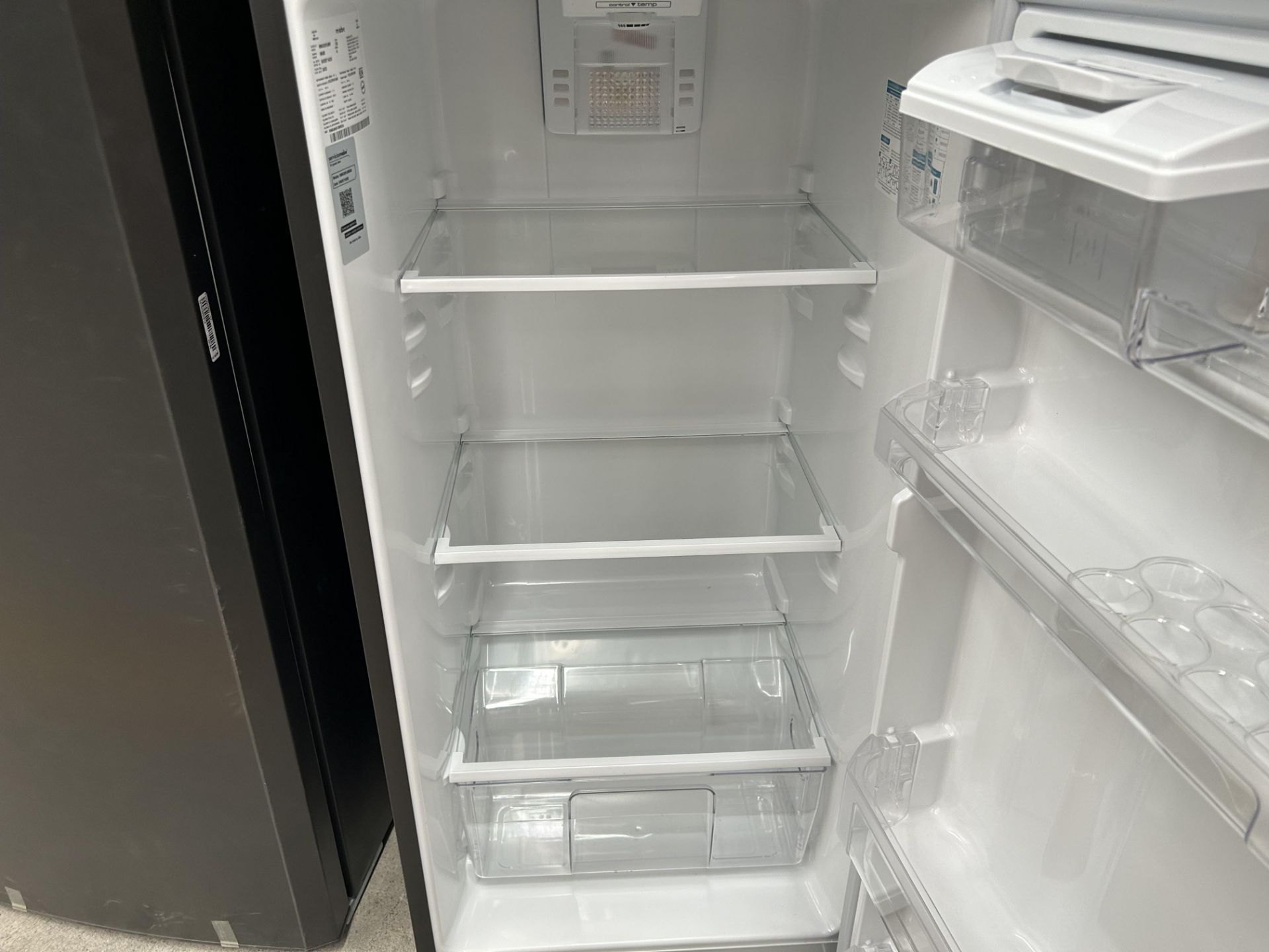 Lote de 2 refrigeradores contiene: 1 Refrigerador con dispensador de agua Marca MABE, Modelo RMA300 - Image 6 of 10