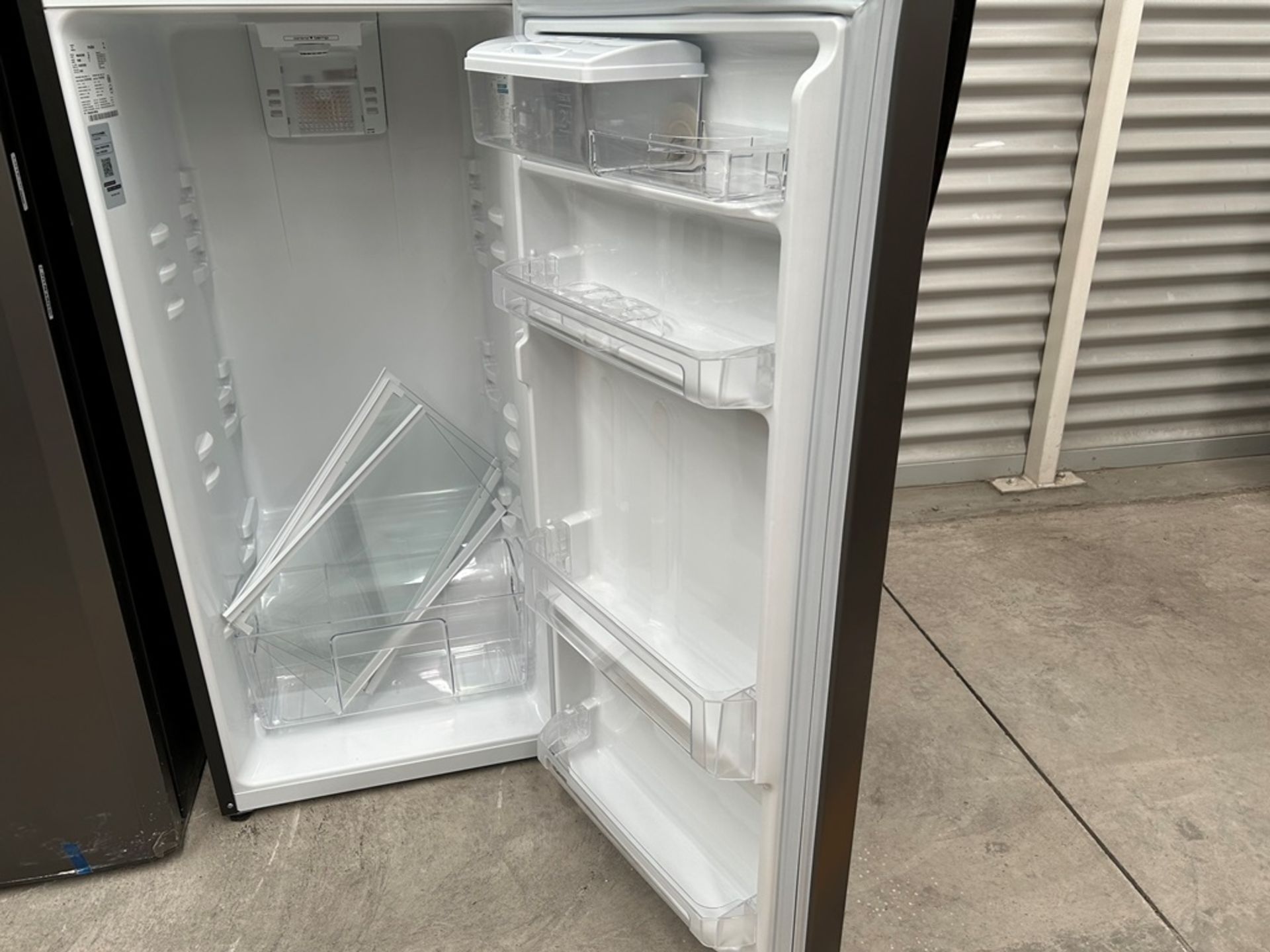 Lote de 2 refrigeradores contiene: 1 Refrigerador con dispensador de agua Marca MABE, Modelo RMA300 - Image 6 of 14