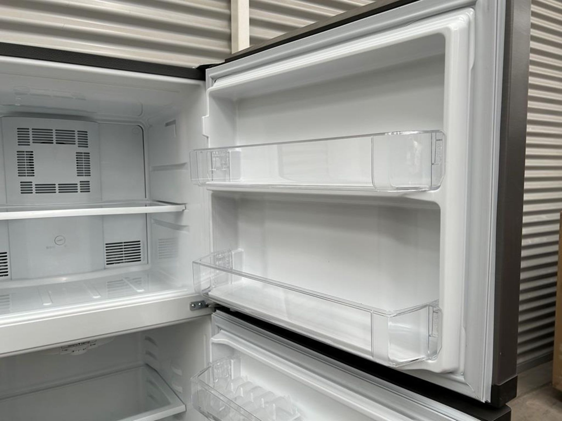 Lote de 2 refrigeradores contiene: 1 Refrigerador Marca MABE, Modelo RME360PVMRM0, Serie 01177, Col - Image 8 of 18
