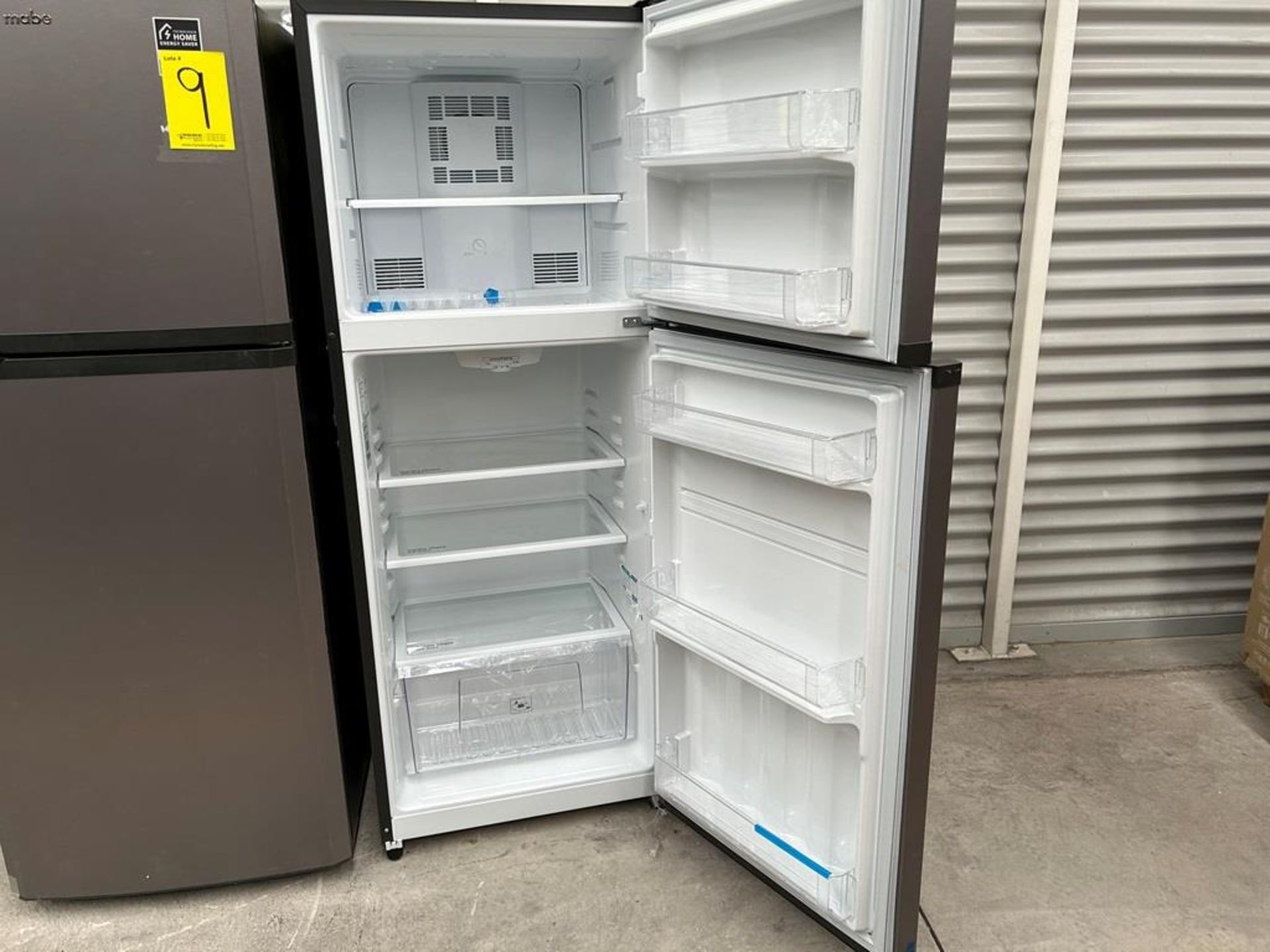 Lote de 2 refrigeradores contiene: 1 Refrigerador Marca MABE, Modelo RME360PVMRM0, Serie 01177, Col - Image 11 of 18