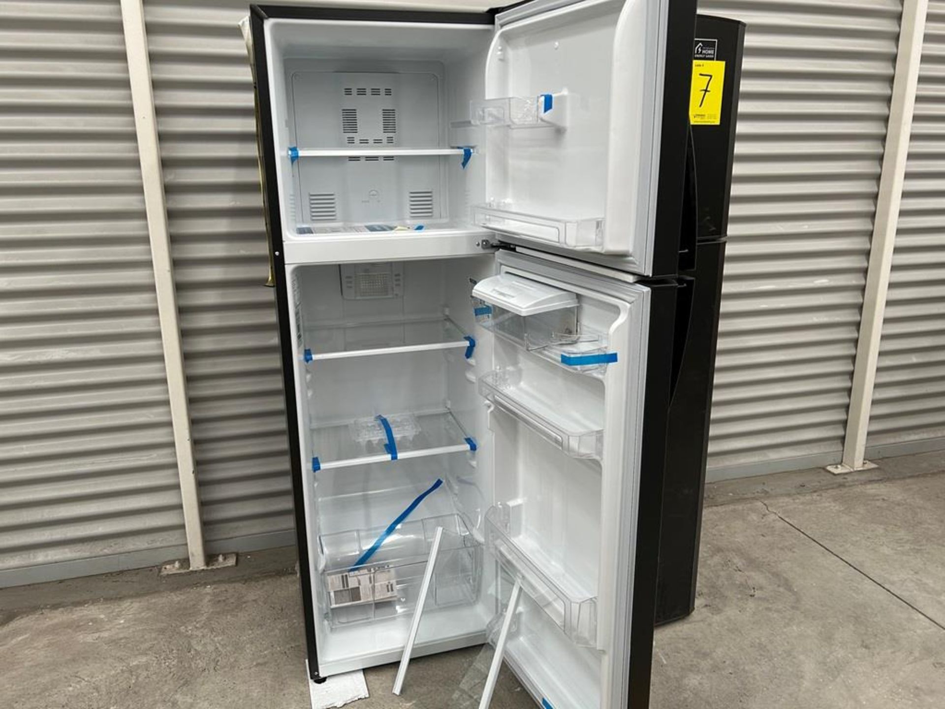 Lote de 2 refrigeradores contiene: 1 Refrigerador con dispensador de agua Marca MABE, Modelo RMA300 - Image 11 of 18