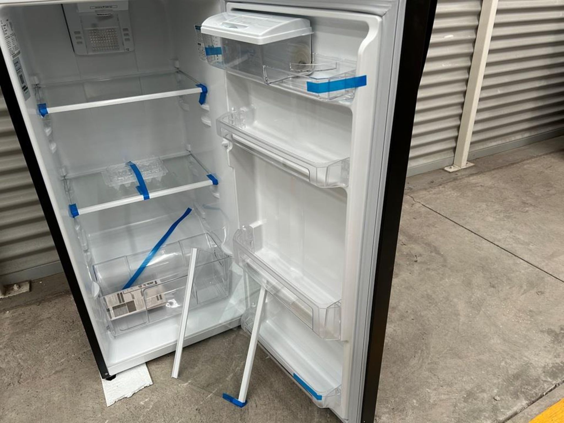 Lote de 2 refrigeradores contiene: 1 Refrigerador con dispensador de agua Marca MABE, Modelo RMA300 - Image 14 of 18