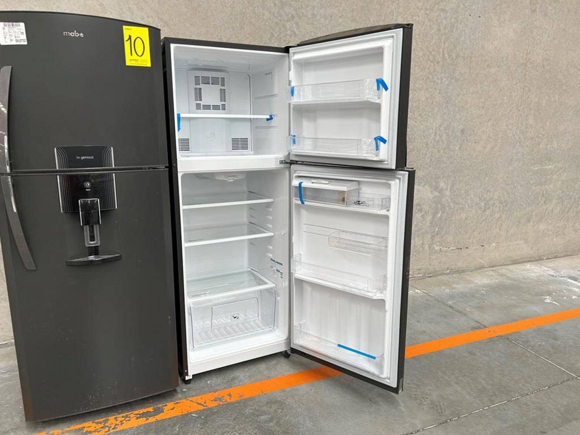 Lote de 2 refrigeradores contiene: 1 Refrigerador con dispensador de agua Marca MABE, Modelo RME360 - Image 10 of 18