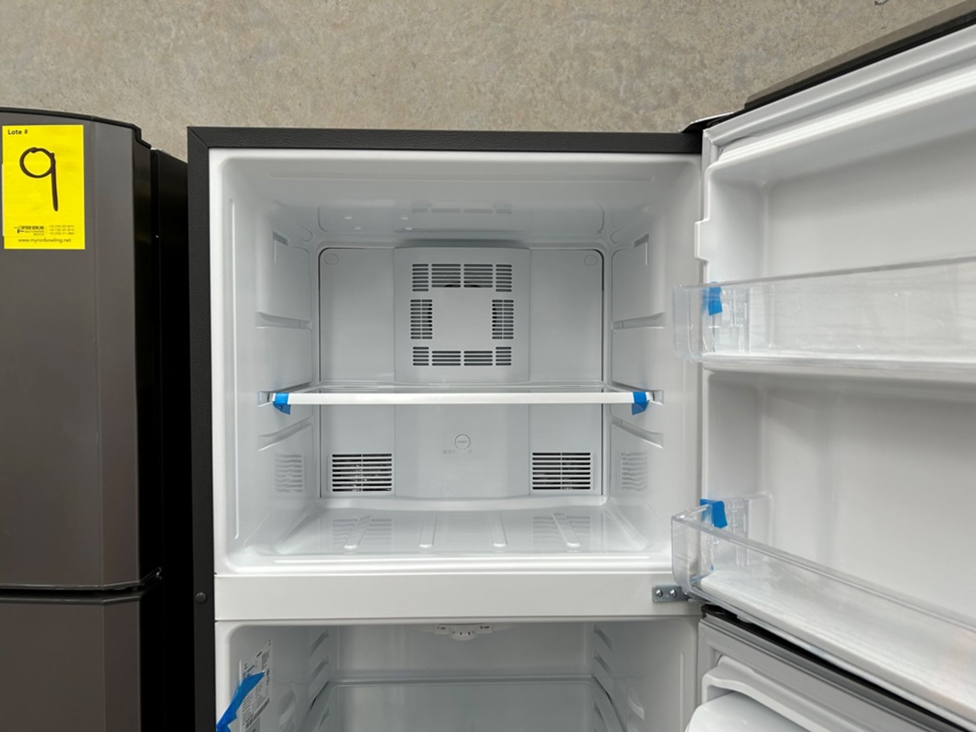 Lote de 2 refrigeradores contiene: 1 Refrigerador con dispensador de agua Marca MABE, Modelo RME360 - Image 11 of 17
