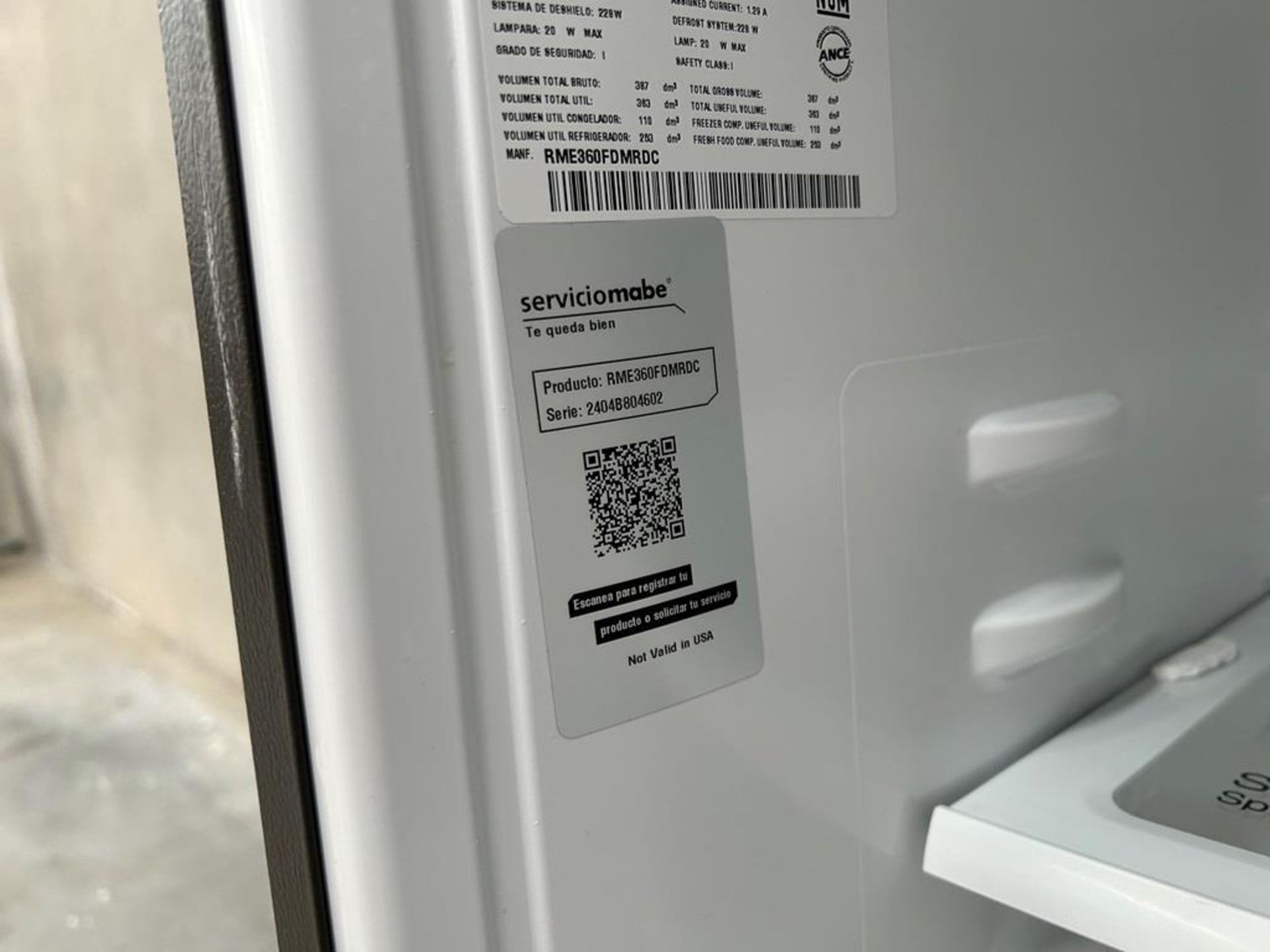 Lote de 2 refrigeradores contiene: 1 Refrigerador con dispensador de agua Marca MABE, Modelo RME360 - Image 9 of 18
