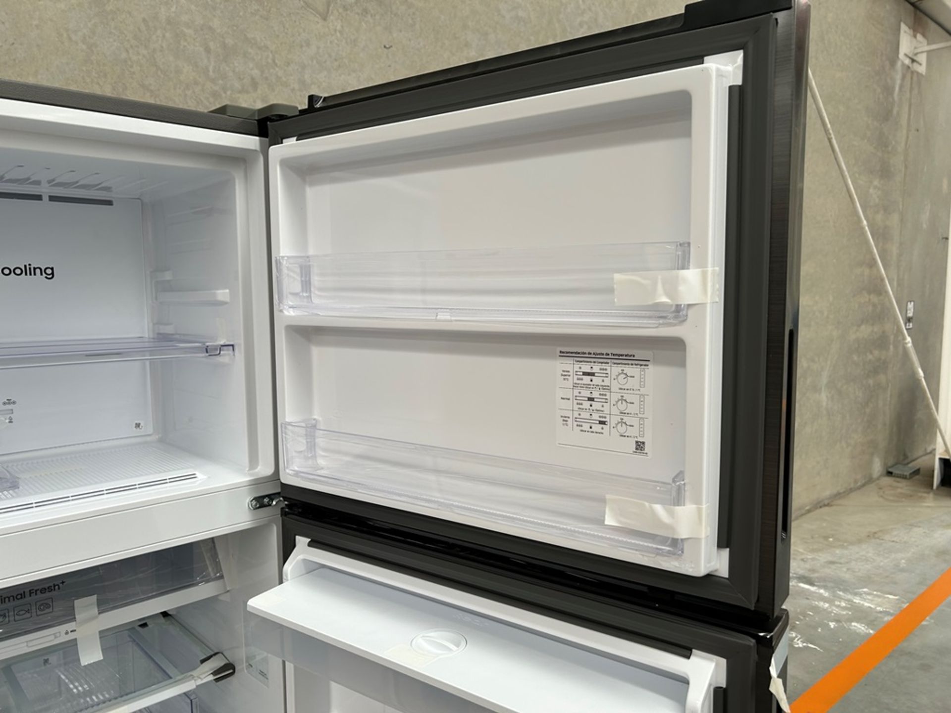 Refrigerador con dispensador de agua Marca SAMSUNG, Modelo RT38DG6774B1, Serie 00408M, Color NEGRO - Image 8 of 11