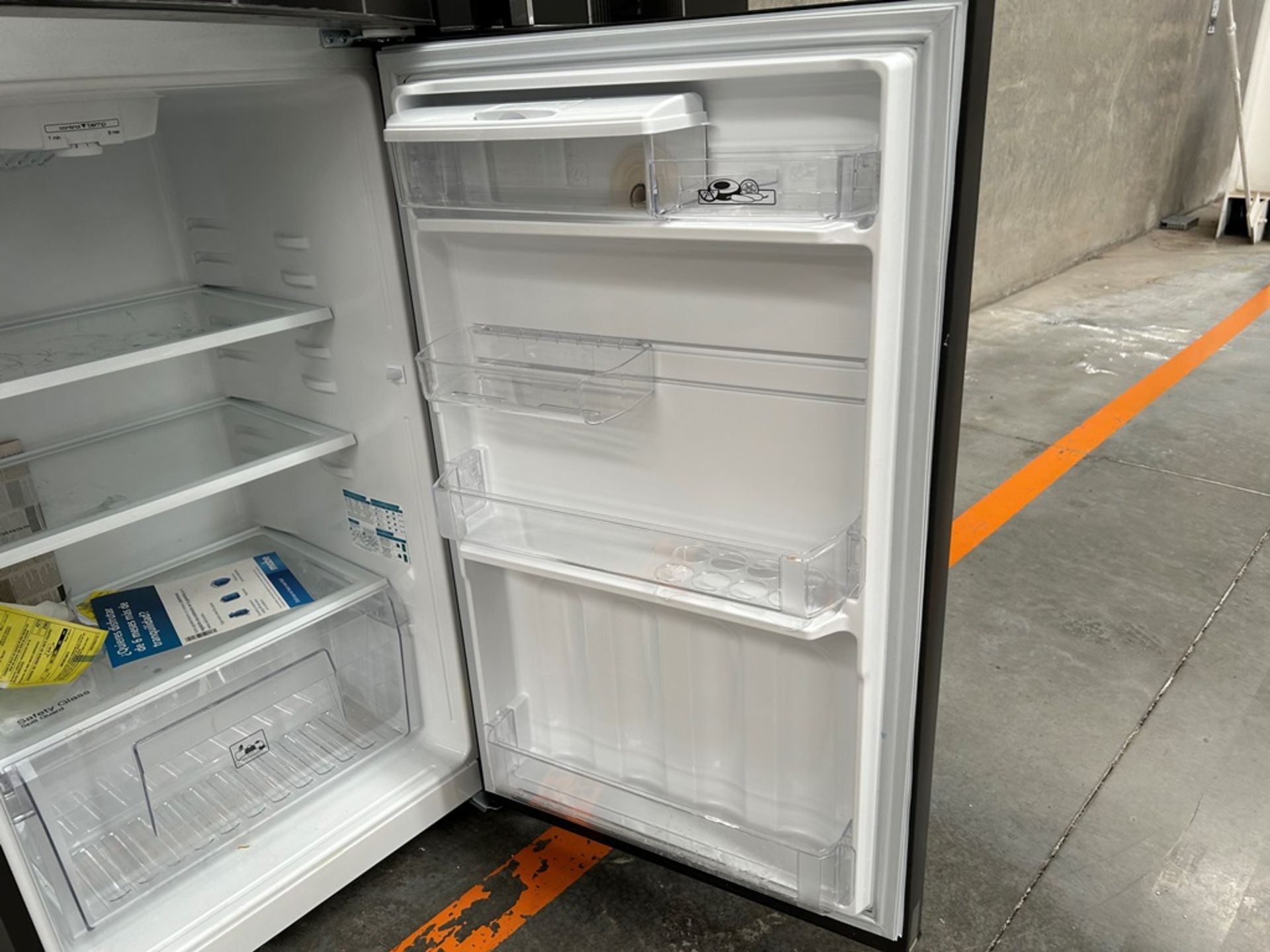 Lote de 2 refrigeradores contiene: 1 Refrigerador con dispensador de agua Marca MABE, Modelo RME360 - Image 7 of 18
