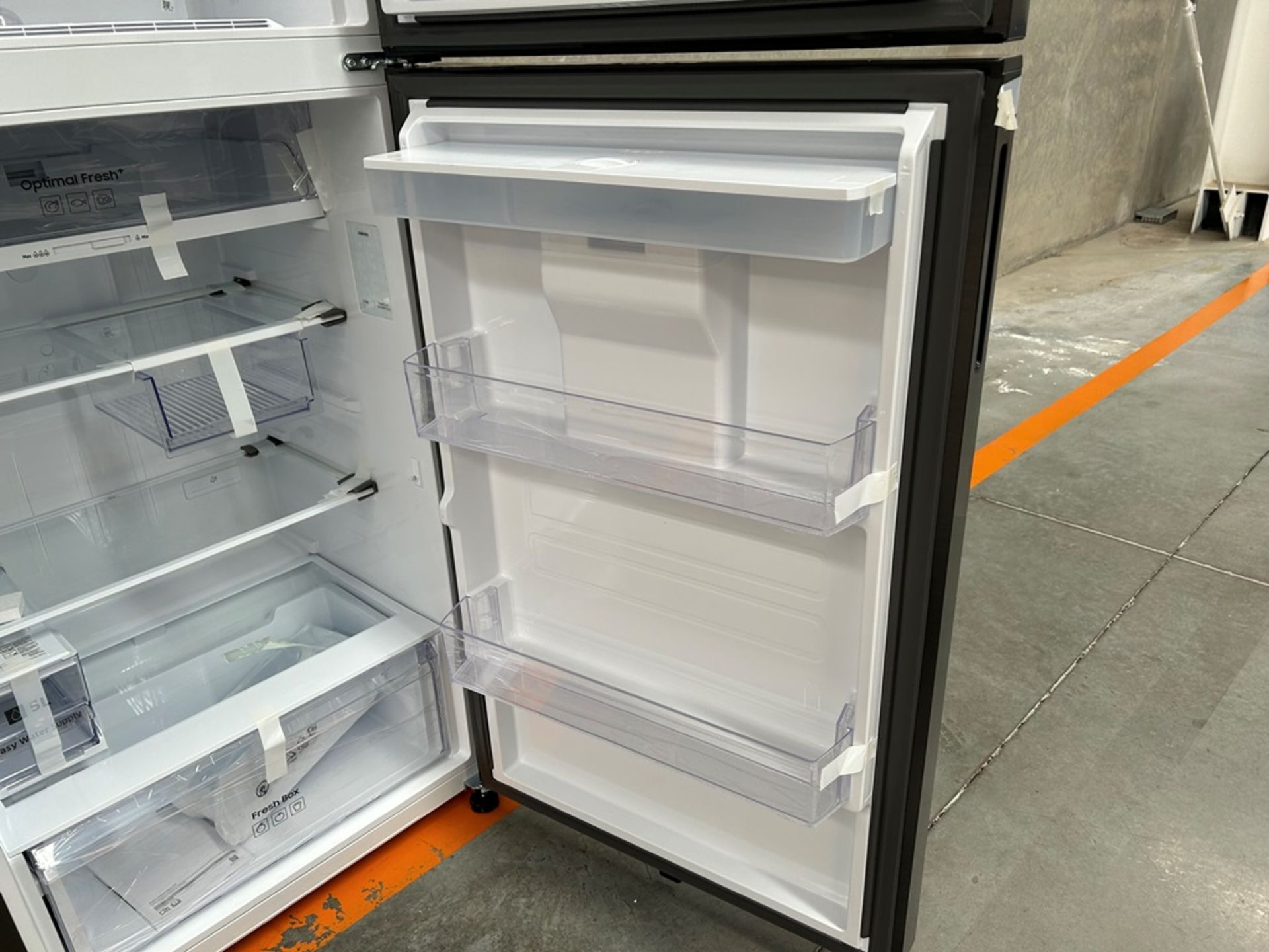 Refrigerador con dispensador de agua Marca SAMSUNG, Modelo RT38DG6774B1, Serie 00408M, Color NEGRO - Image 7 of 11
