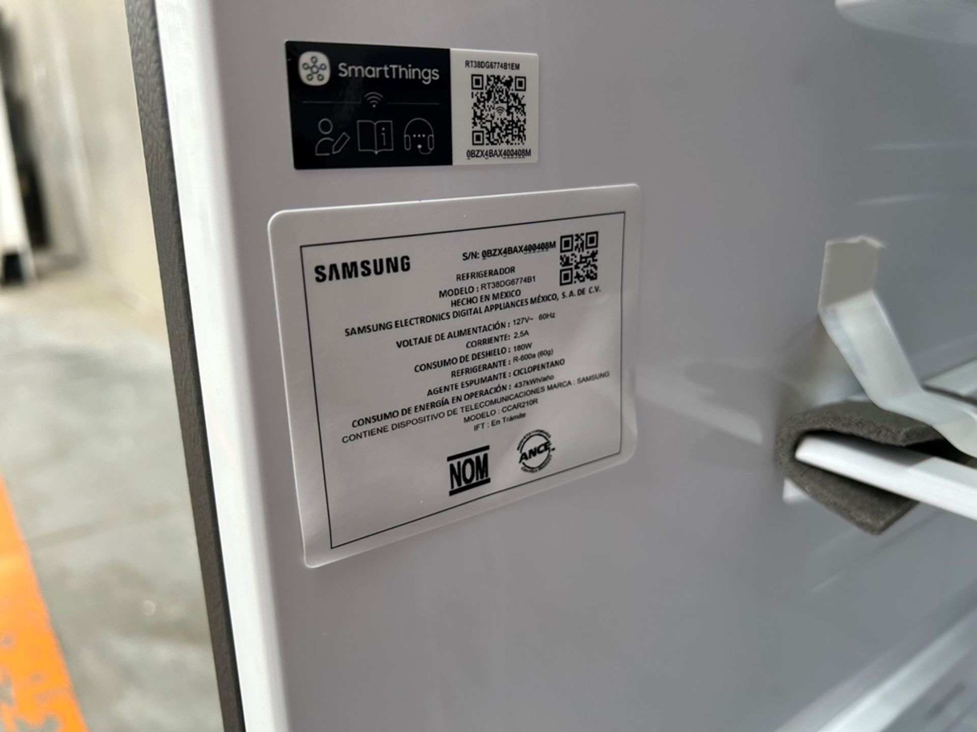 Refrigerador con dispensador de agua Marca SAMSUNG, Modelo RT38DG6774B1, Serie 00408M, Color NEGRO - Image 9 of 11