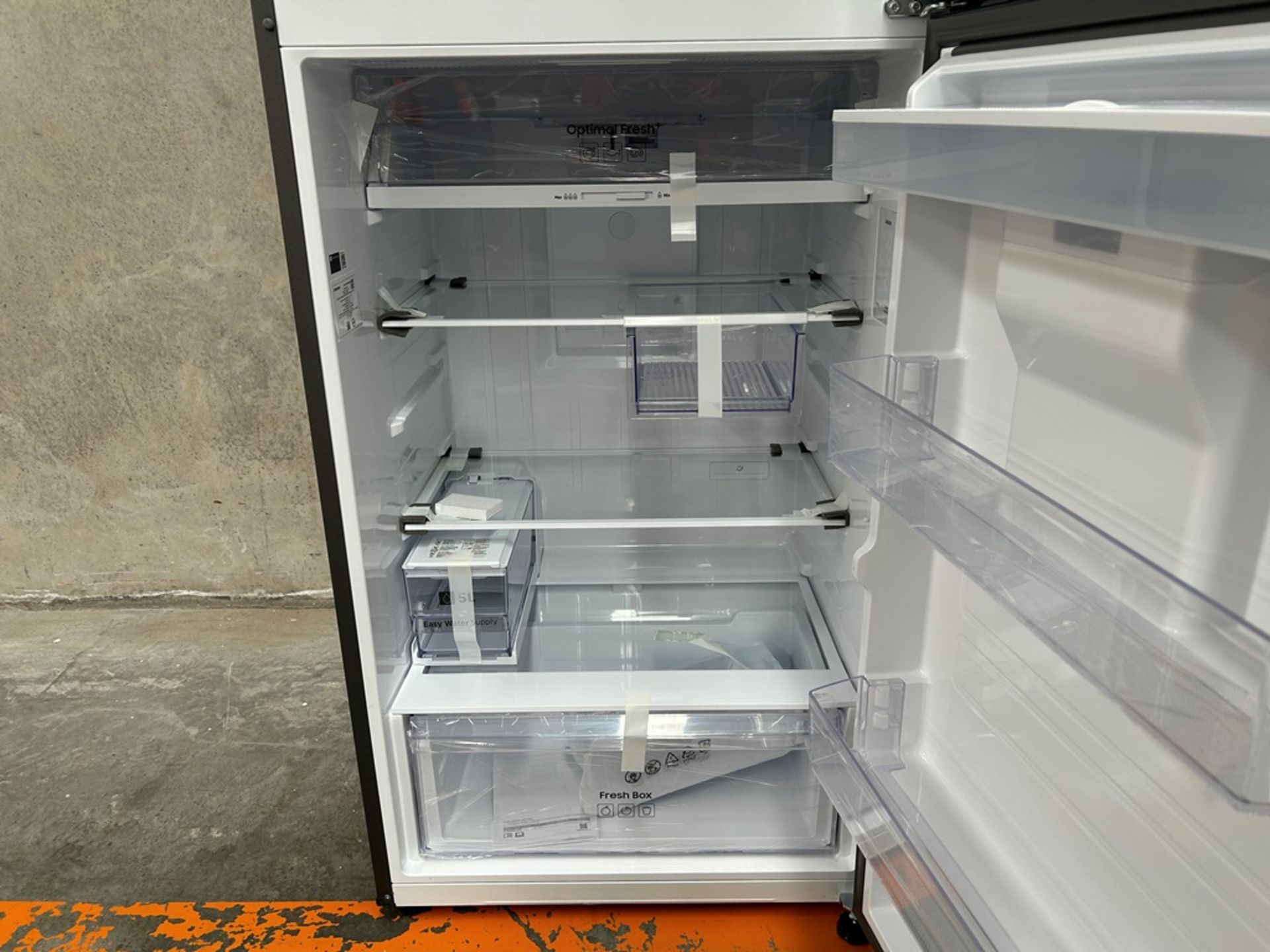 Refrigerador con dispensador de agua Marca SAMSUNG, Modelo RT38DG6774B1, Serie 00408M, Color NEGRO - Image 6 of 11
