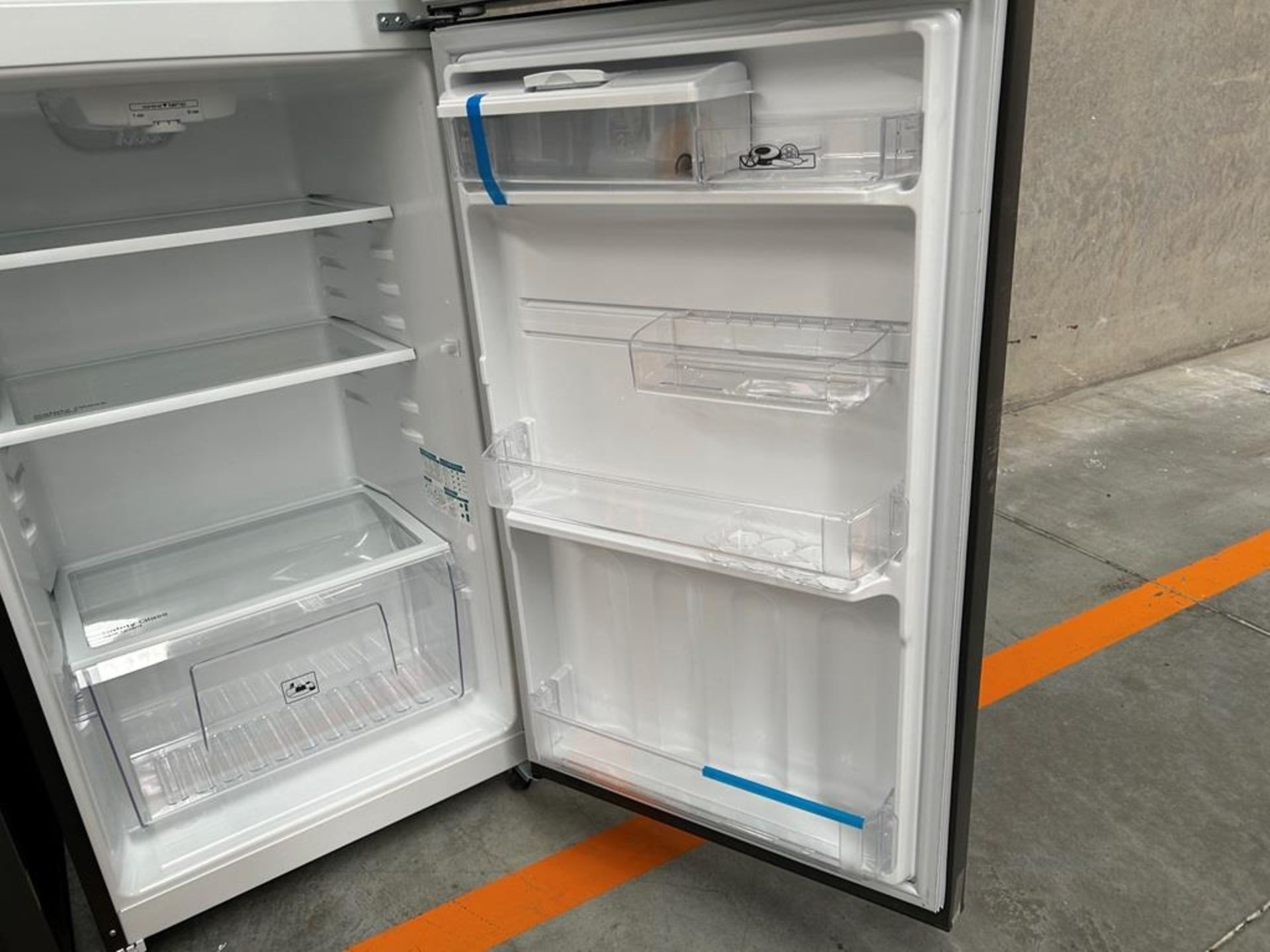 Lote de 2 refrigeradores contiene: 1 Refrigerador con dispensador de agua Marca MABE, Modelo RME360 - Image 13 of 18