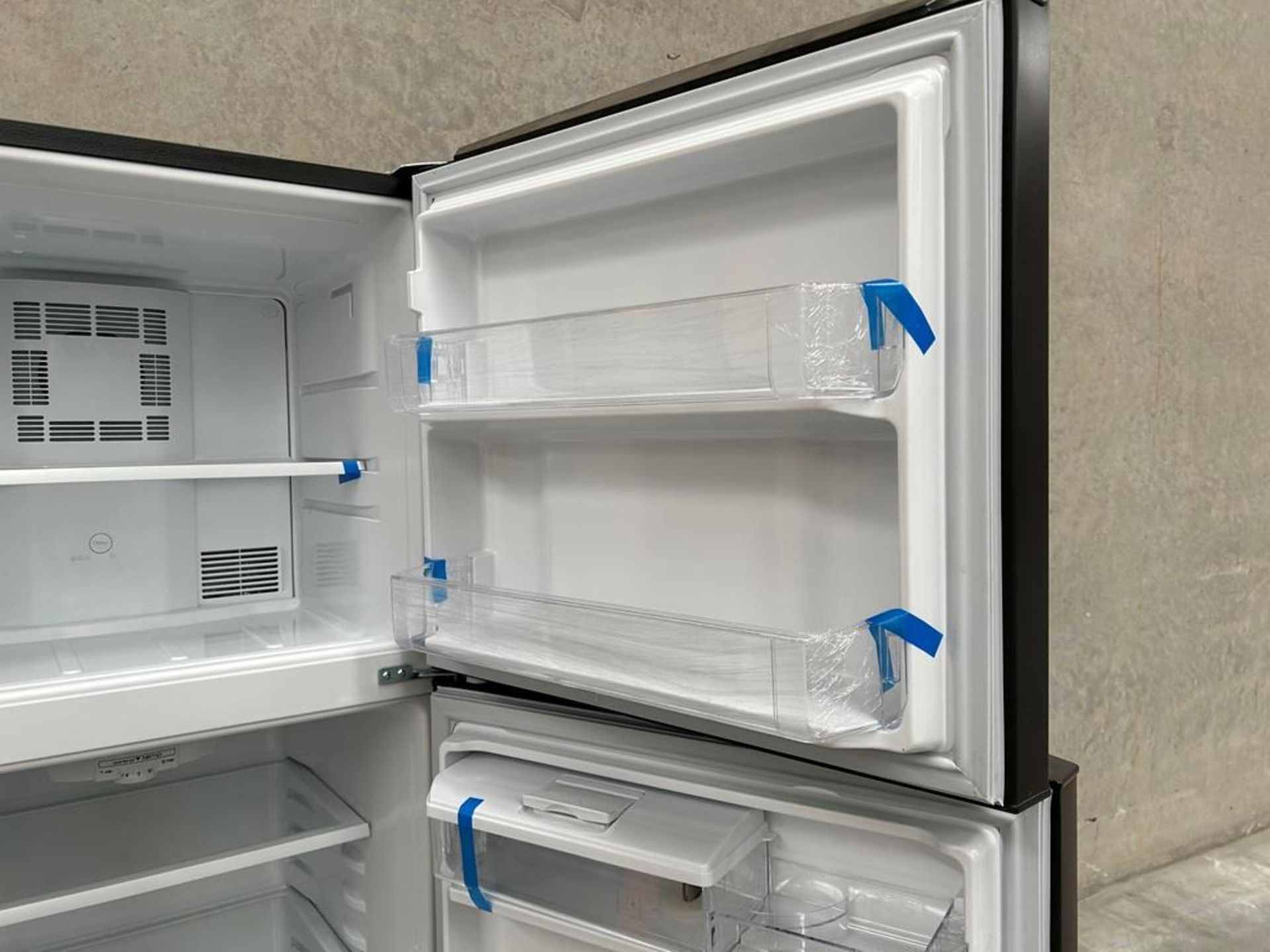 Lote de 2 refrigeradores contiene: 1 Refrigerador con dispensador de agua Marca MABE, Modelo RME360 - Image 14 of 18