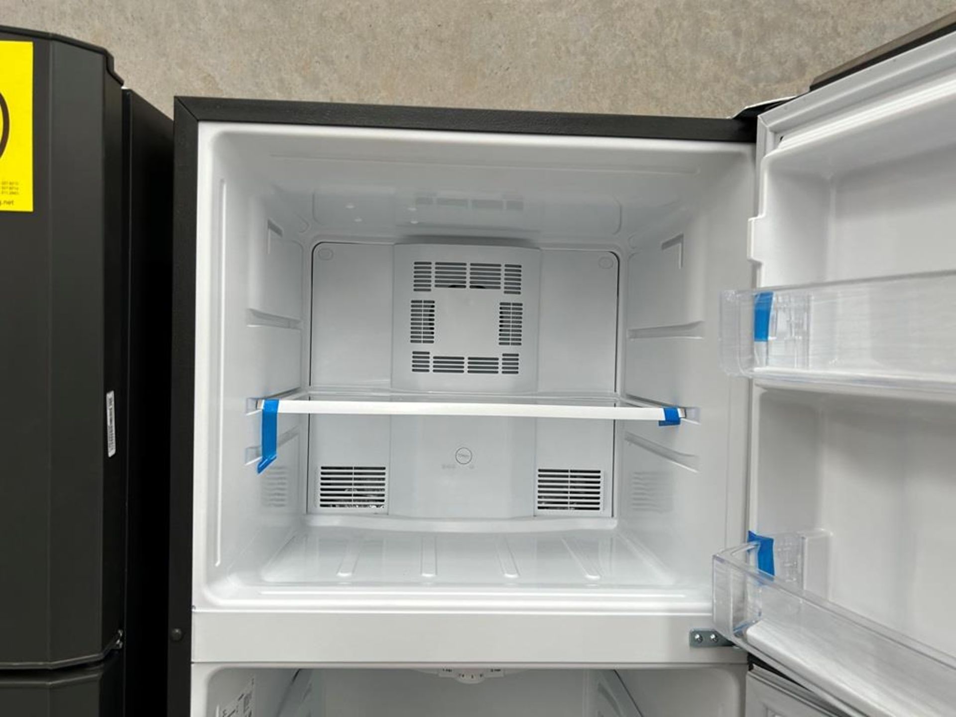 Lote de 2 refrigeradores contiene: 1 Refrigerador con dispensador de agua Marca MABE, Modelo RME360 - Image 11 of 18