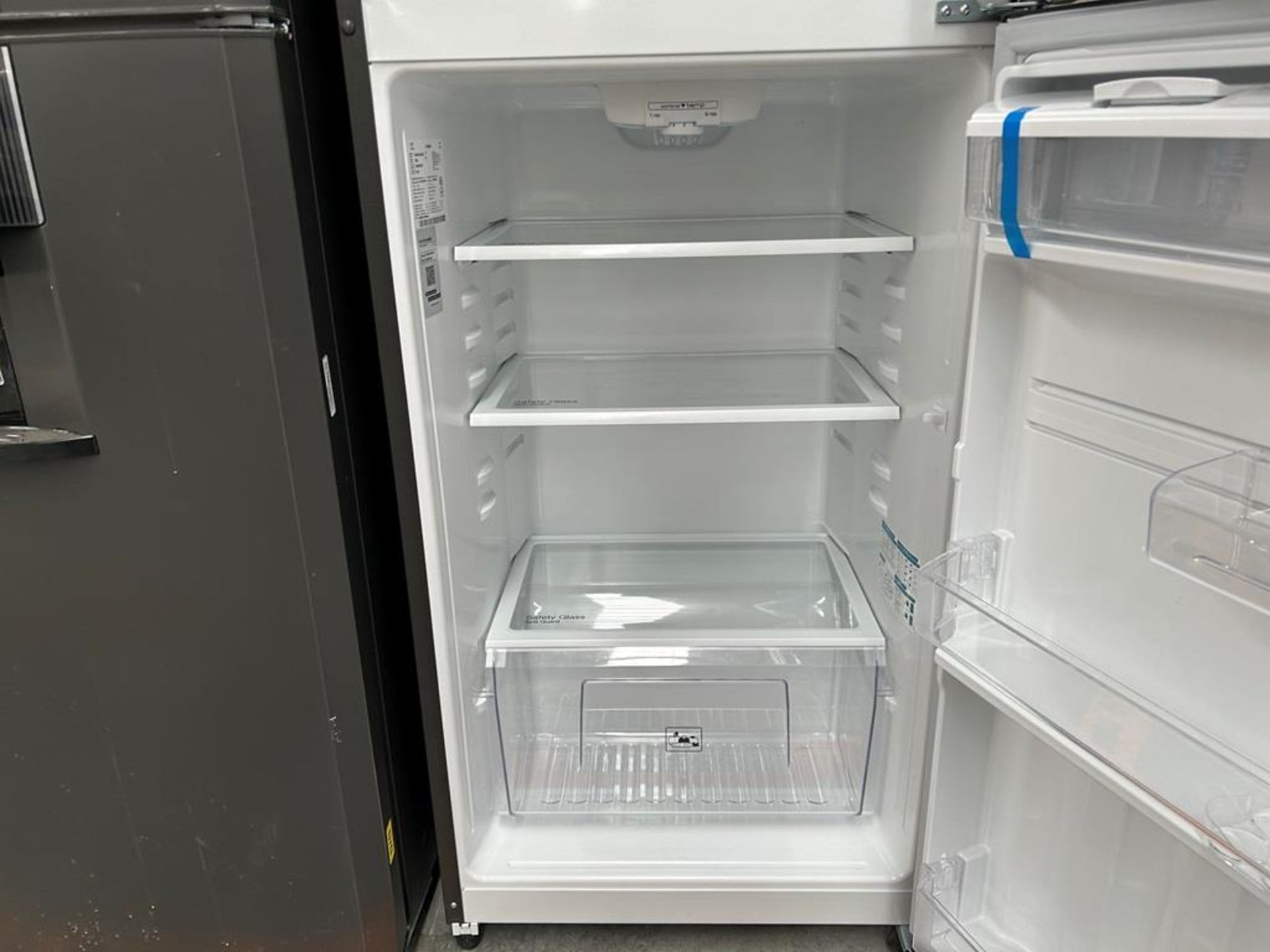 Lote de 2 refrigeradores contiene: 1 Refrigerador con dispensador de agua Marca MABE, Modelo RME360 - Image 12 of 18