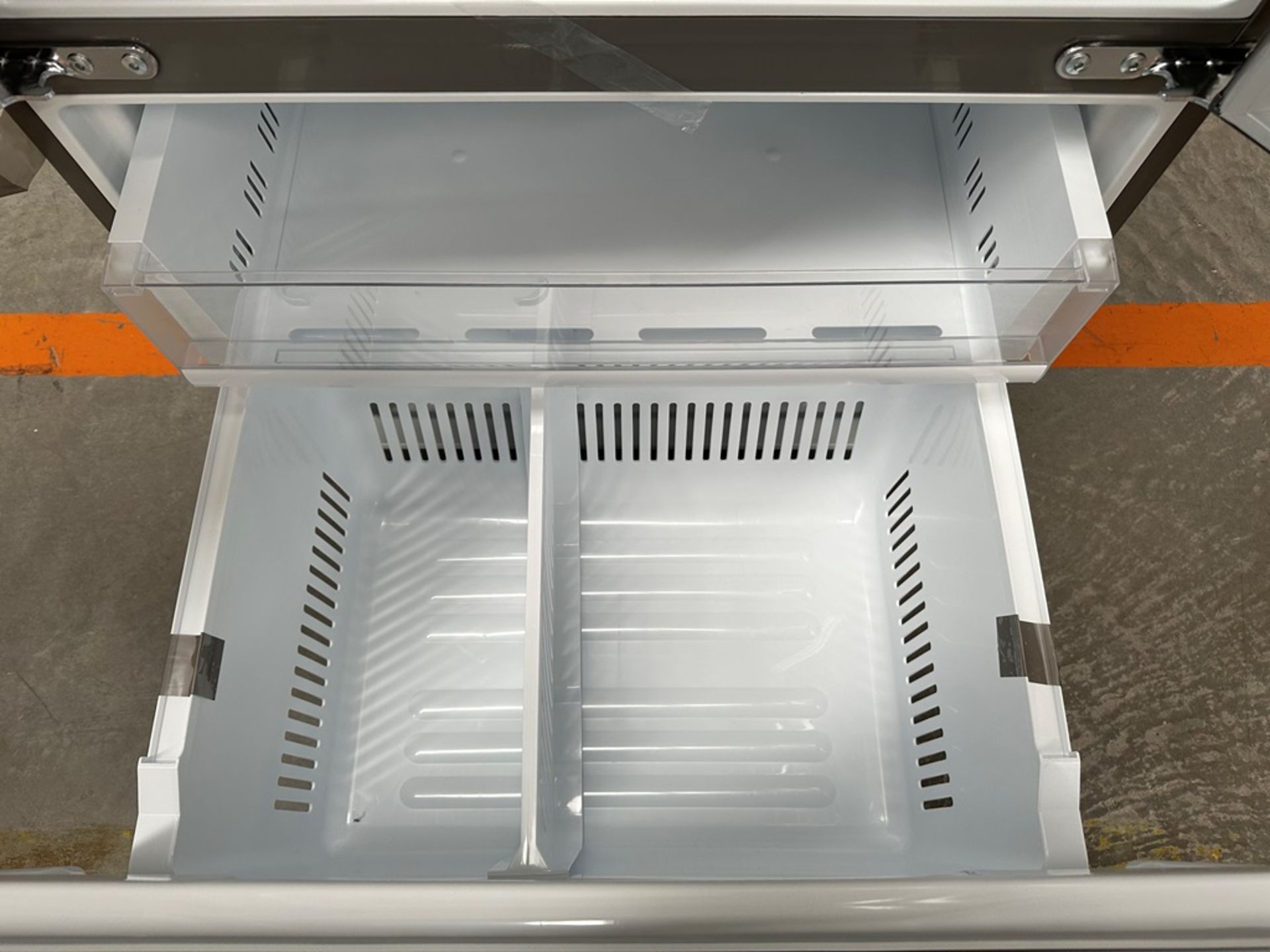 (NUEVO) Refrigerador Marca LG, Modelo GM65BGSK, Serie 1P677, Color GRIS (ligero golpe frontal) - Image 12 of 15