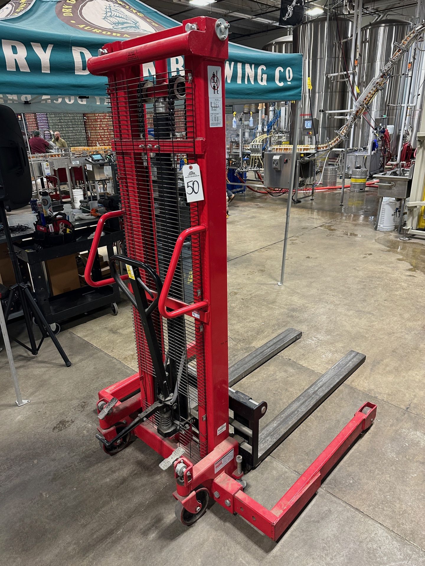 Dayton Manual Lift with 2000 LB Capacity - Model 4VMF1 | Rig Fee $25