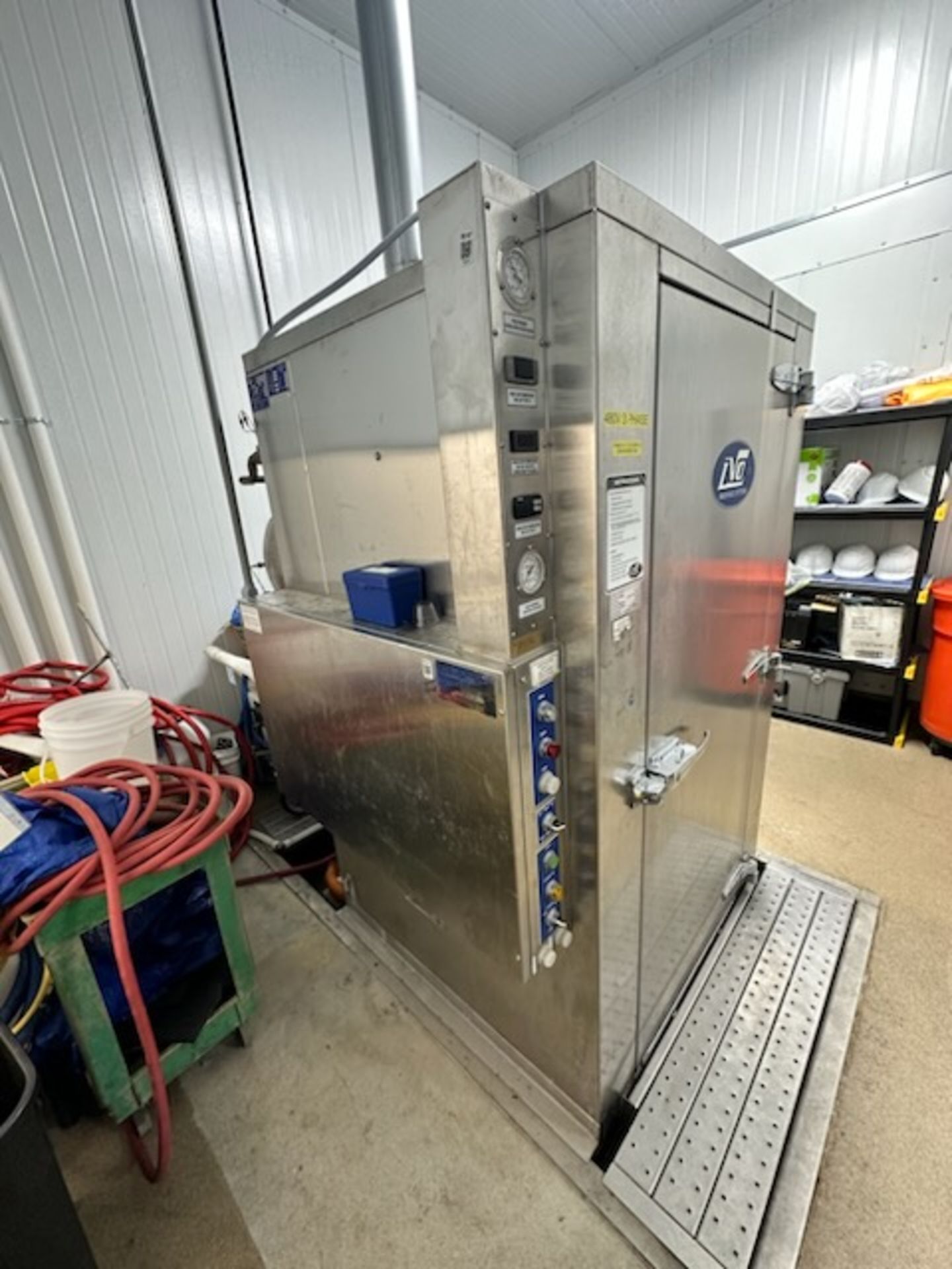 LVO Model 1548 Rack Washer, Gas / 480V / 3ph, Includes the Drain Pan to sit in the | Rig Fee $1000 - Bild 5 aus 8