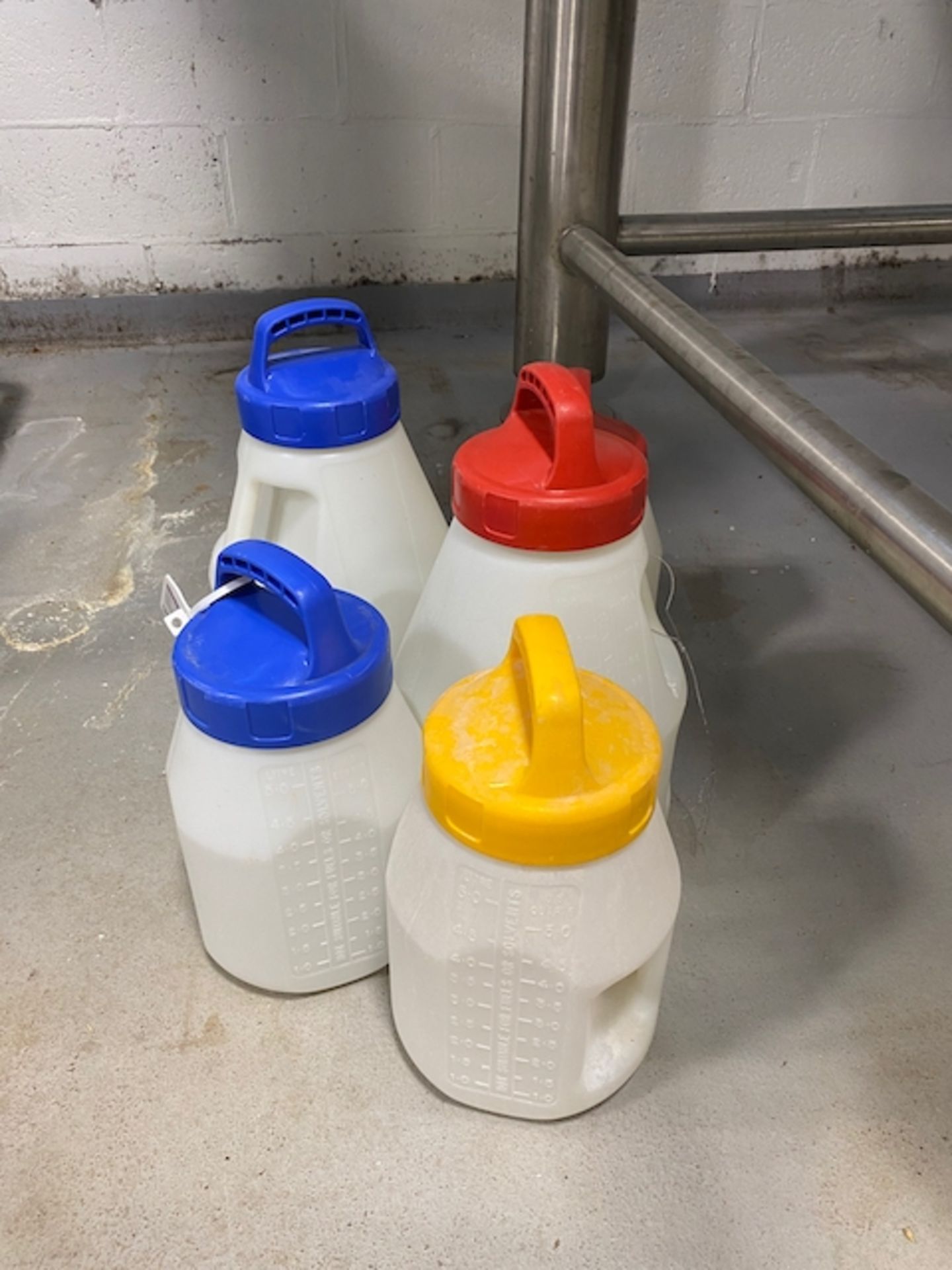 Set of Chemical Jugs and (6) Drum and Pail Pumps | Rig Fee $25 - Bild 4 aus 4