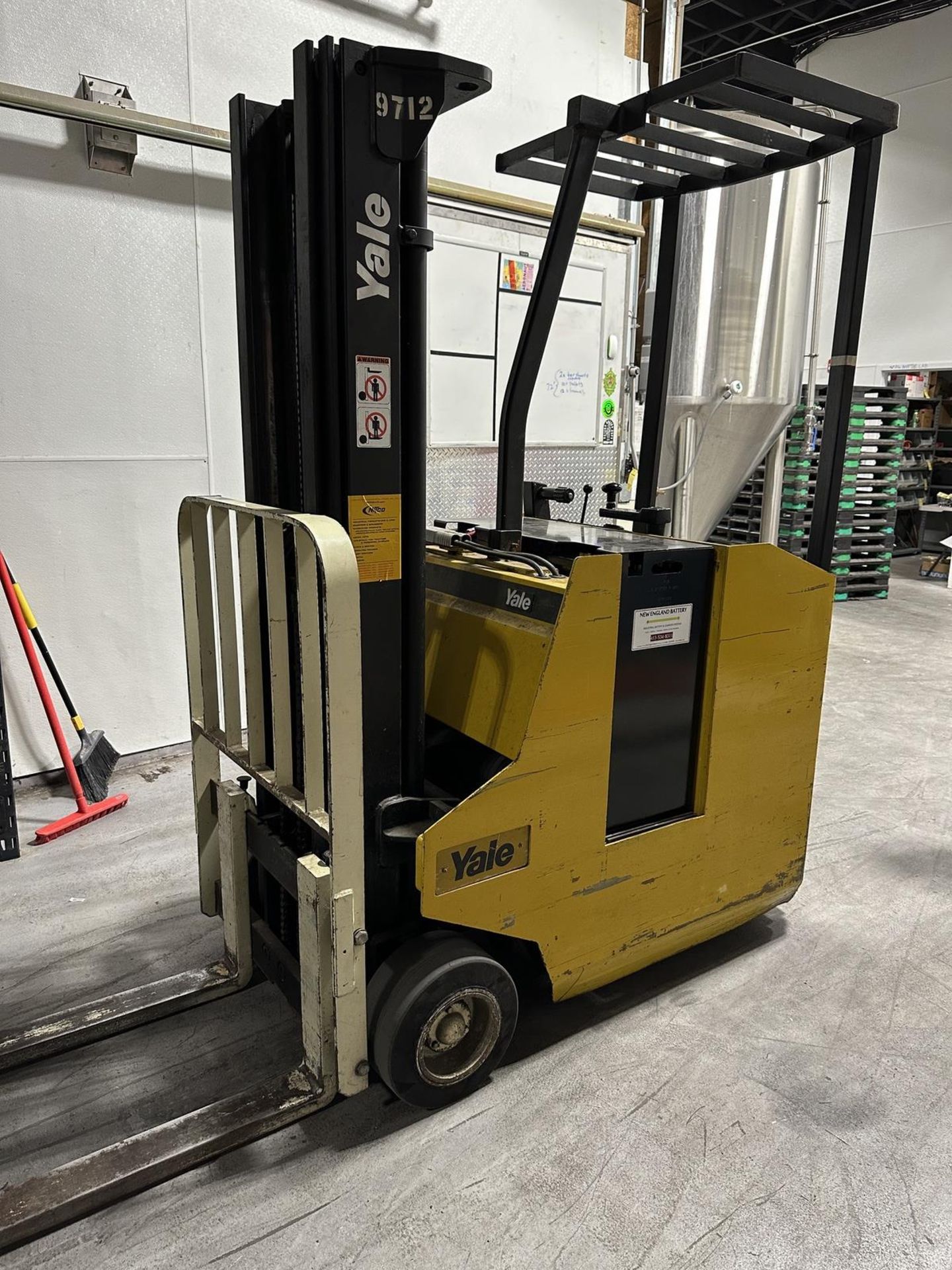 Yale ESC025 Stand Up Forklift s/n 448691, Electric, 2,500#, Charger | Rig Fee $100